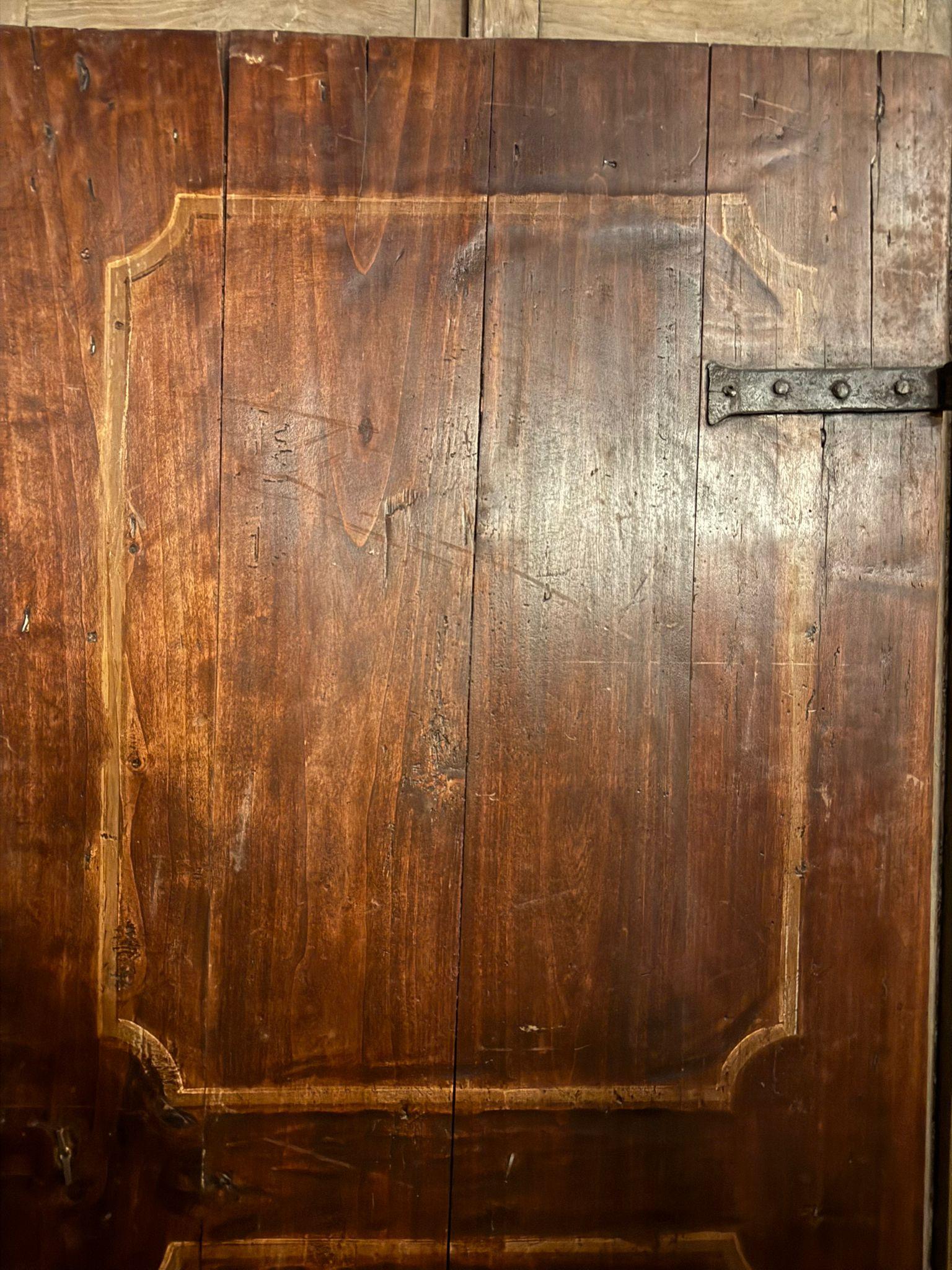 Rustic single-leaf door in larch wood, squared and painted panels, Italy In Good Condition For Sale In Cuneo, Italy (CN)