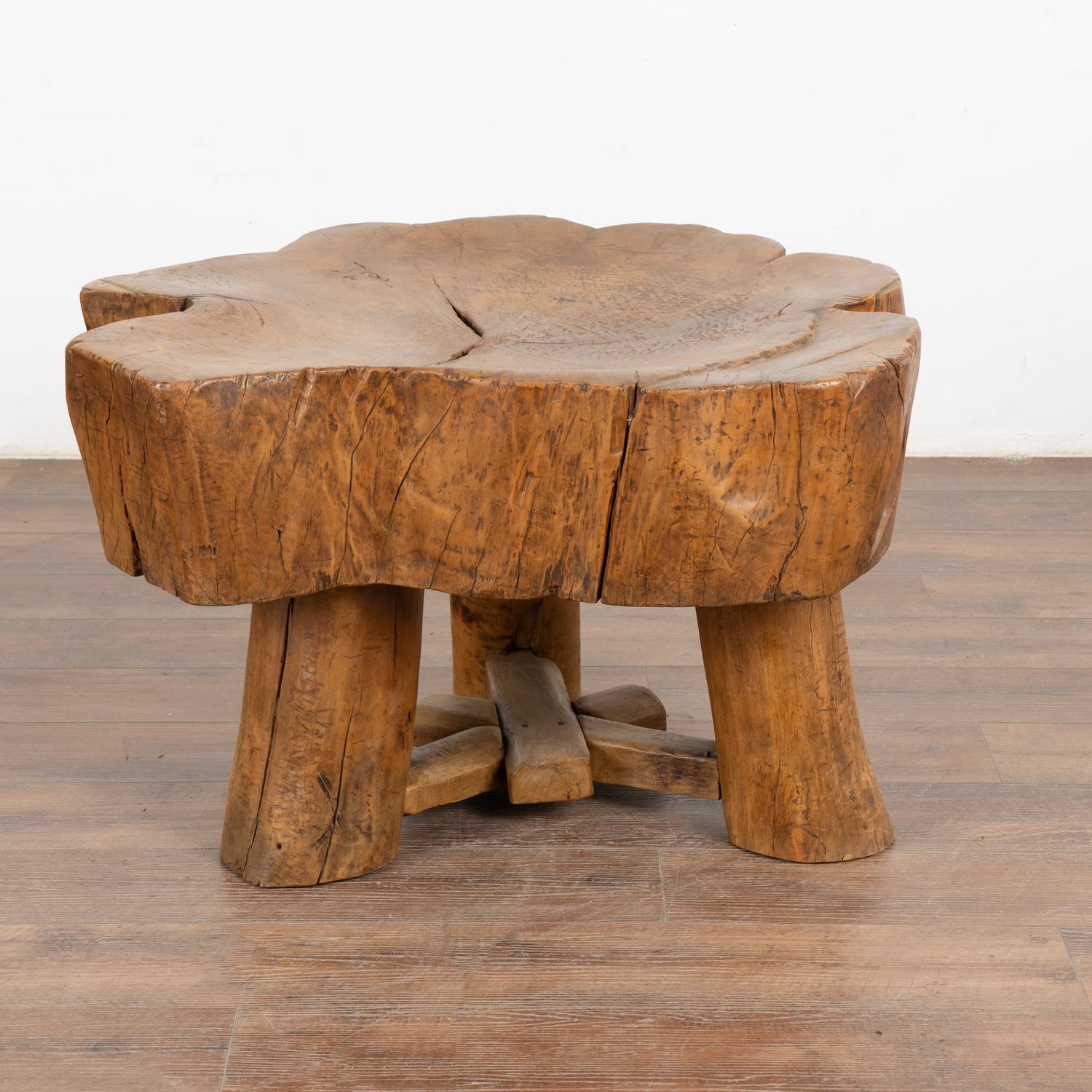 L'incroyable attrait de cette impressionnante table basse provient du bois lui-même qui est vieilli, épais et robuste. Chaque fissure, entaille et séparation ajoute à la profondeur du caractère de cette table rustique avec une forte sensation