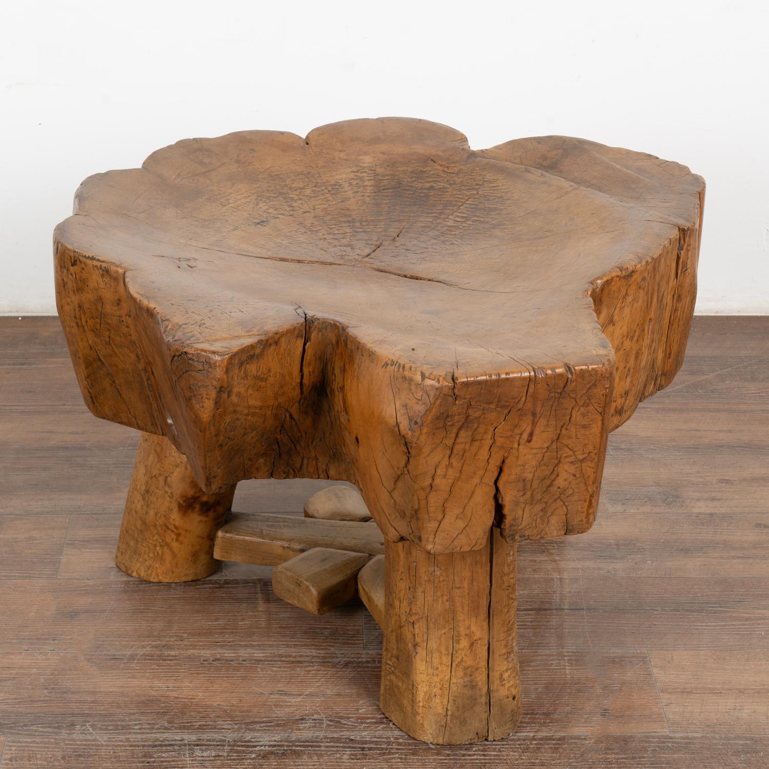 Chinois Table basse ronde en bois rustique, Chine vers 1890 en vente