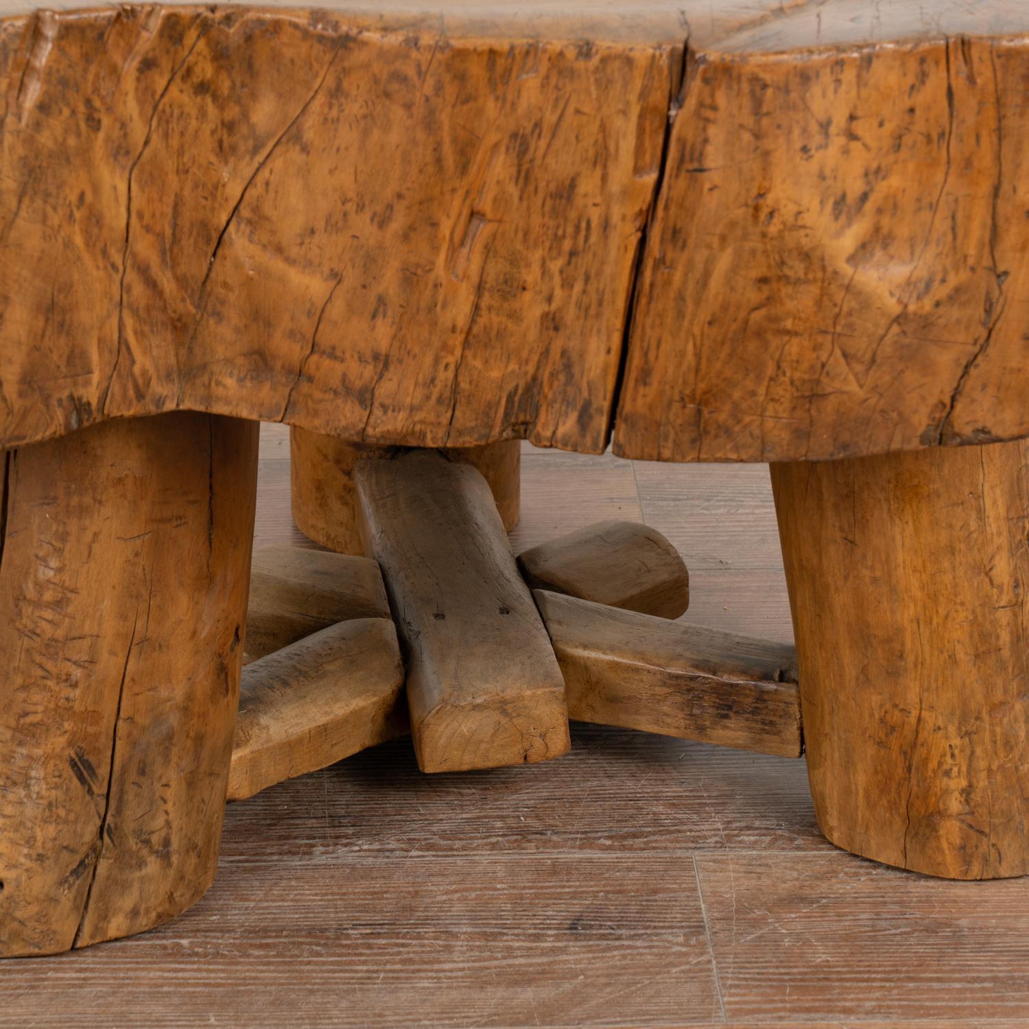 Table basse ronde en bois rustique, Chine vers 1890 en vente 2
