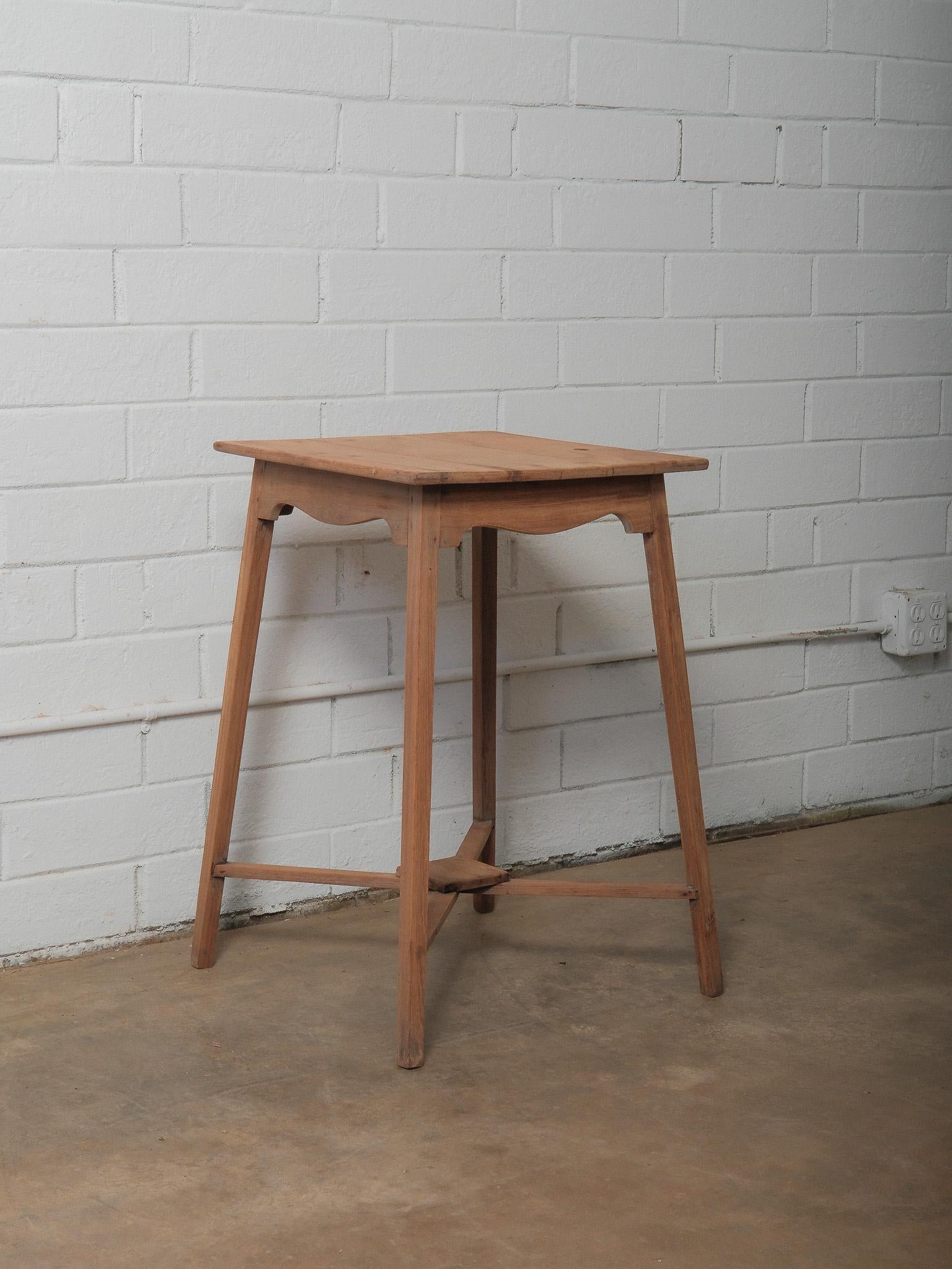 Rustique Rustic Slat Top Wooden Table en vente