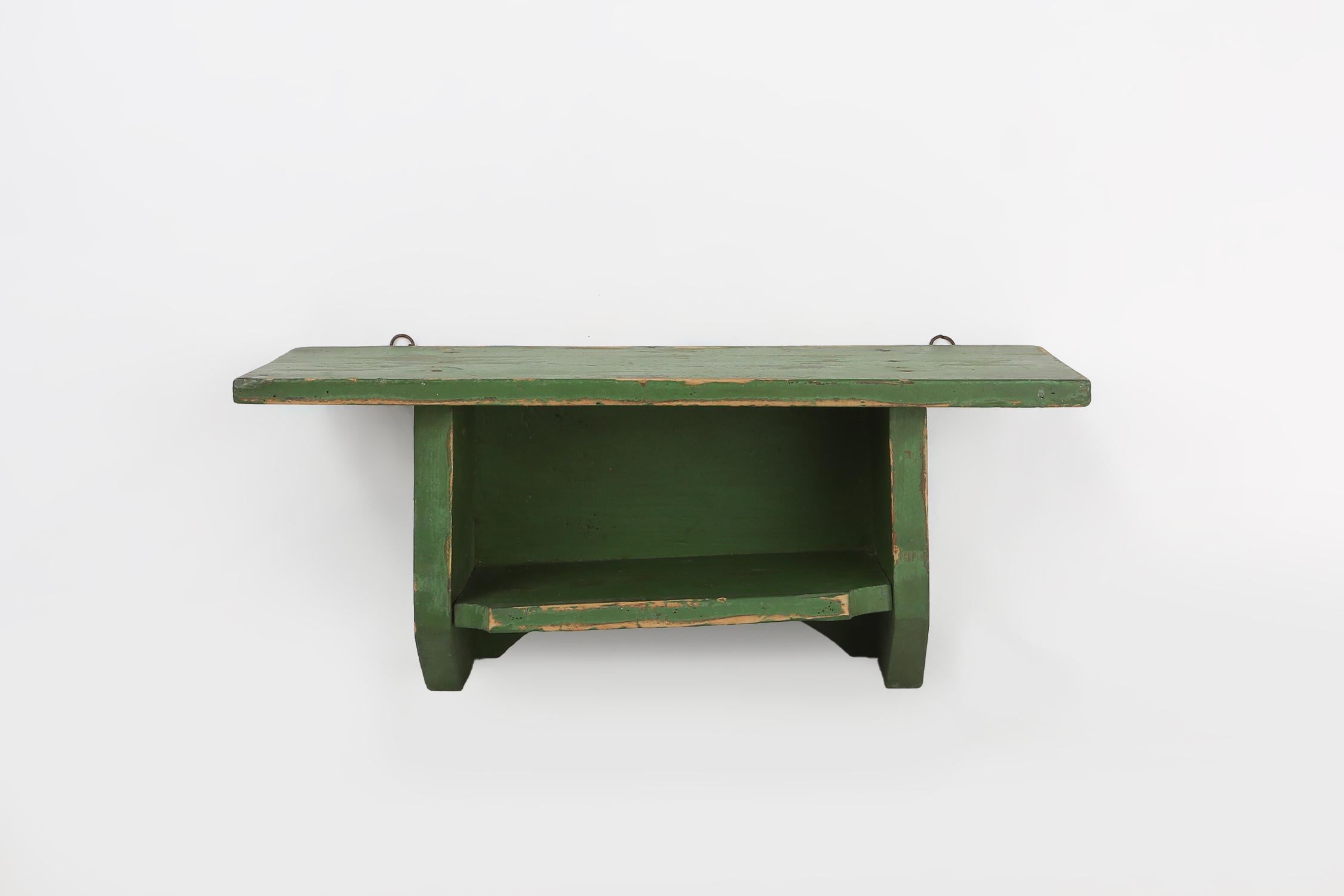 Rustikale kleine grüne Holzwandeinrichtung mit 2 Einlegeböden, Frankreich ca. 1880 (Französisch) im Angebot