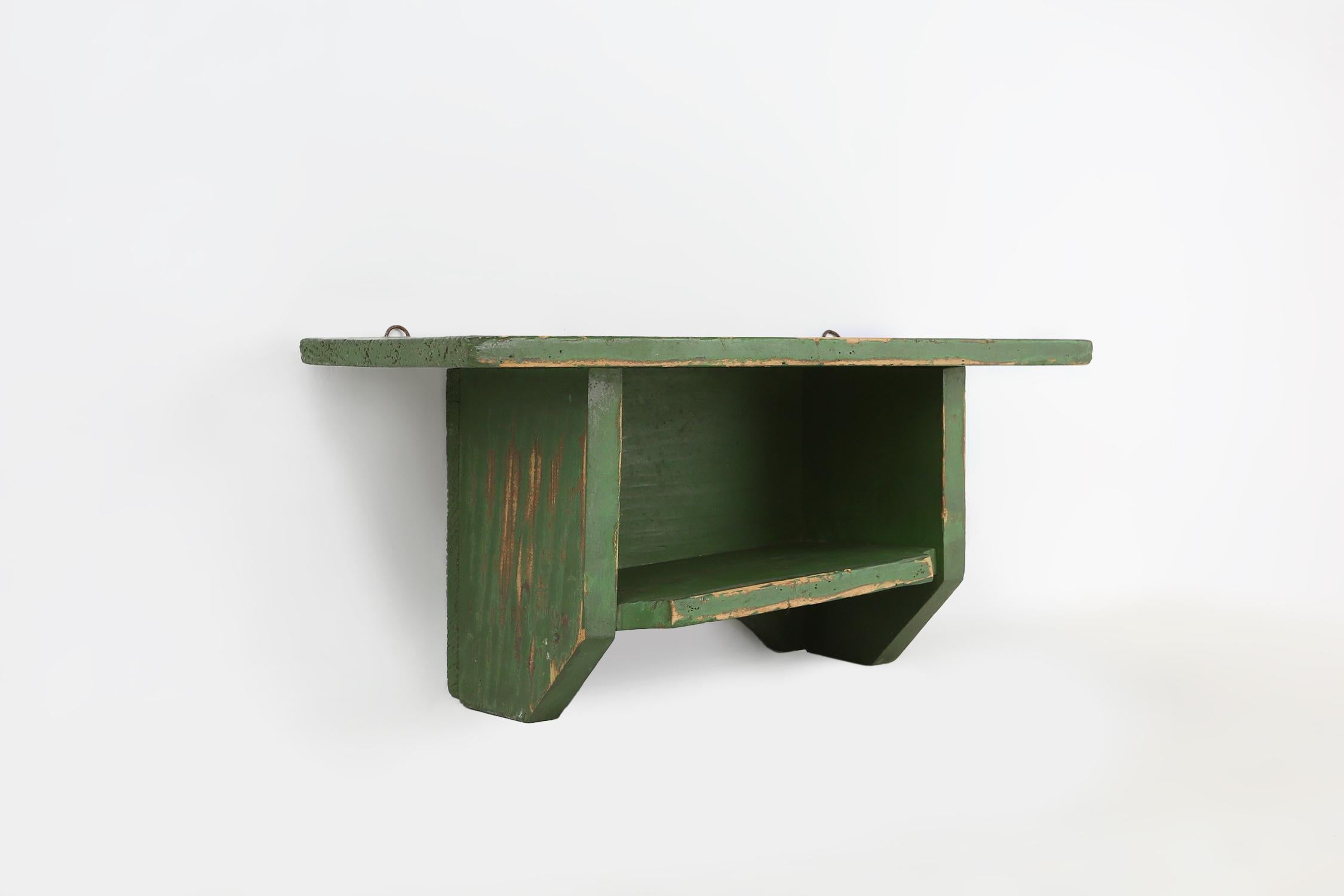 Rustikale kleine grüne Holzwandeinrichtung mit 2 Einlegeböden, Frankreich ca. 1880 (Gemalt) im Angebot