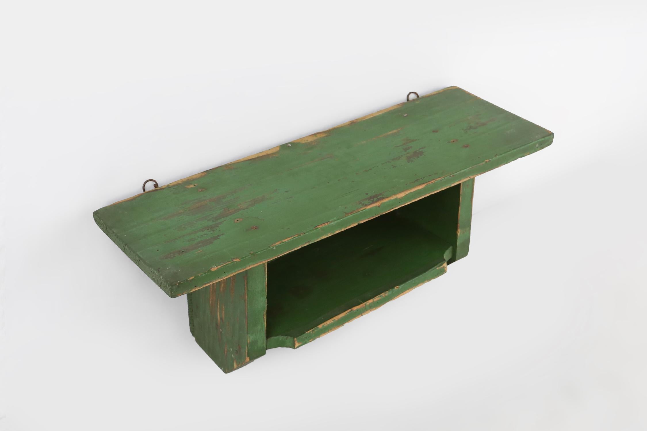 Rustikale kleine grüne Holzwandeinrichtung mit 2 Einlegeböden, Frankreich ca. 1880 im Zustand „Gut“ im Angebot in Meulebeke, BE
