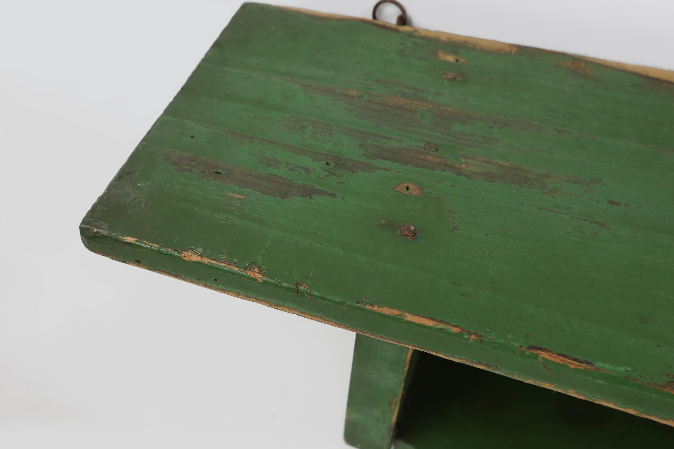 Rustikale kleine grüne Holzwandeinrichtung mit 2 Einlegeböden, Frankreich ca. 1880 (Spätes 19. Jahrhundert) im Angebot