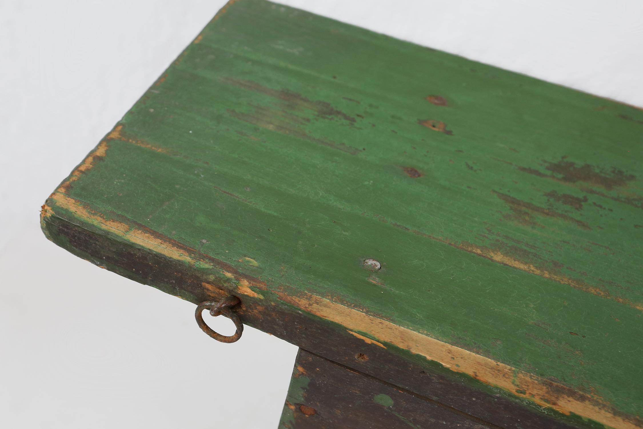 Rustikale kleine grüne Holzwandeinrichtung mit 2 Einlegeböden, Frankreich ca. 1880 im Angebot 1
