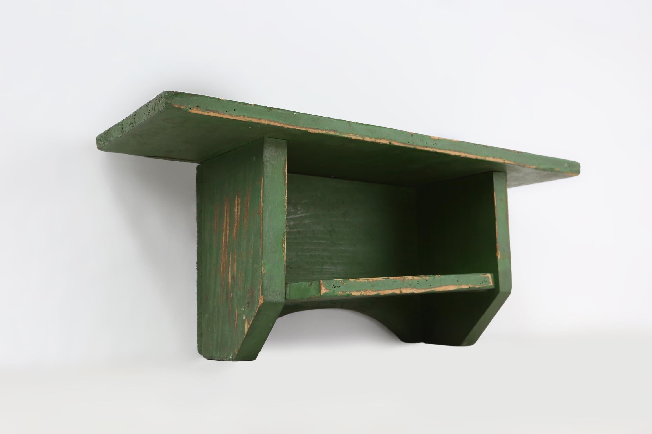 Rustikale kleine grüne Holzwandeinrichtung mit 2 Einlegeböden, Frankreich ca. 1880 im Angebot 2