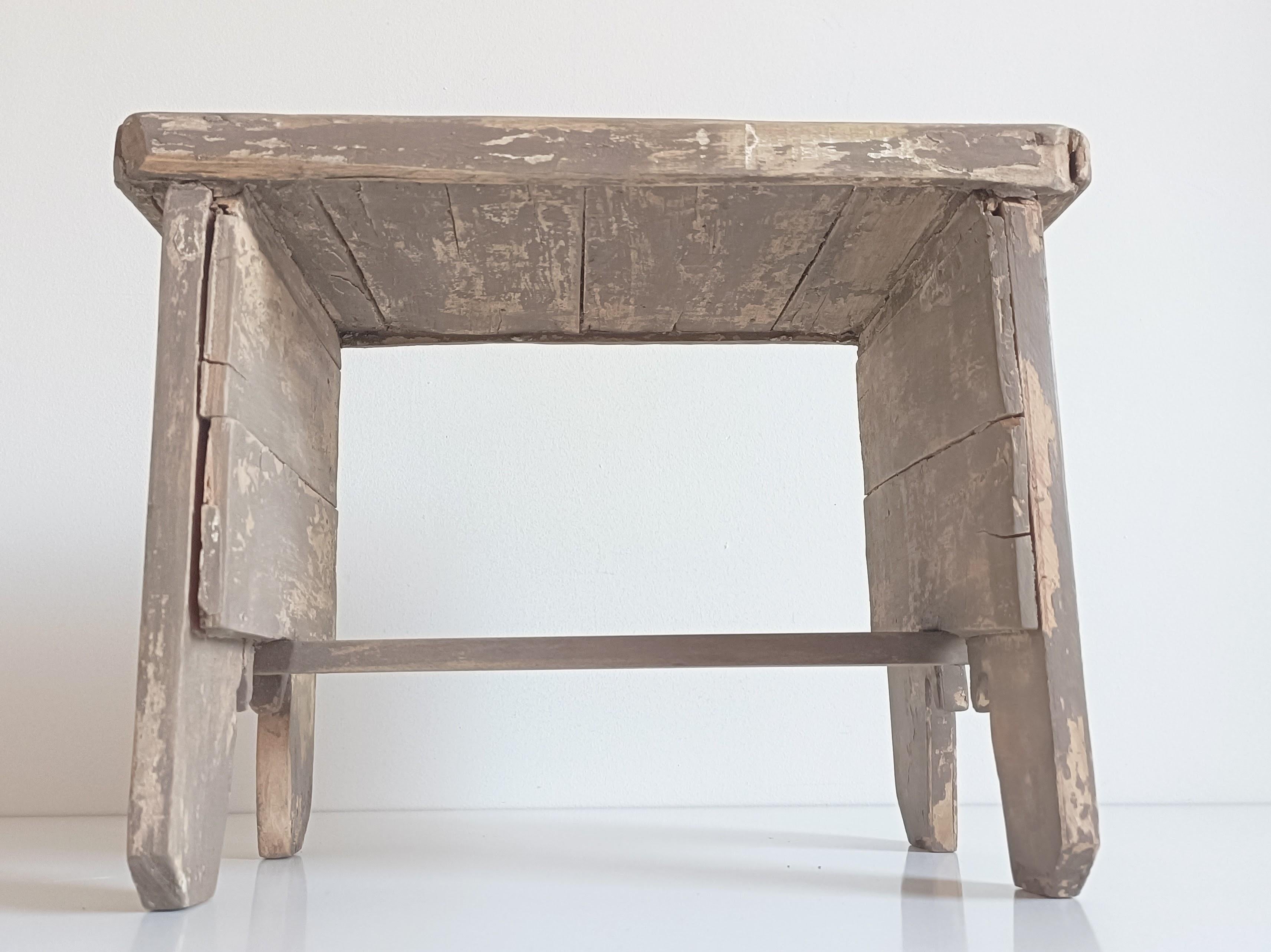 Rustic Soft Colors Weathered Wood Farm Stool/ Accent Table, Spain,  Early 20th-C In Fair Condition For Sale In Valencia, VC