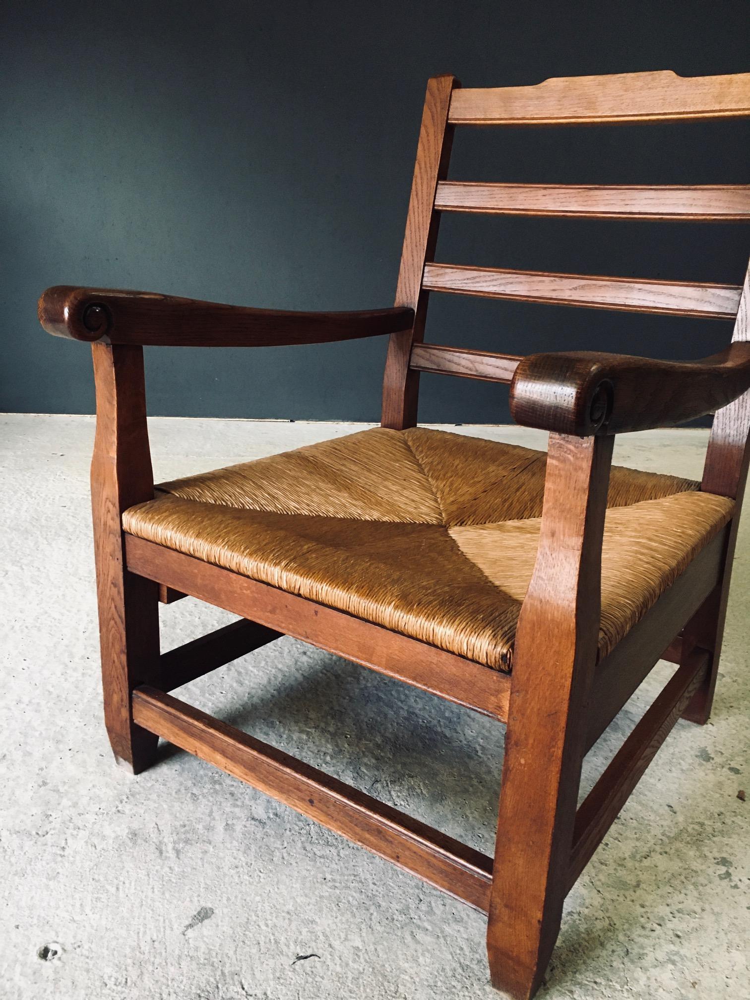 Sillón de diseño rústico con brazos XL de roble y junco, Francia Años 30 en venta 3