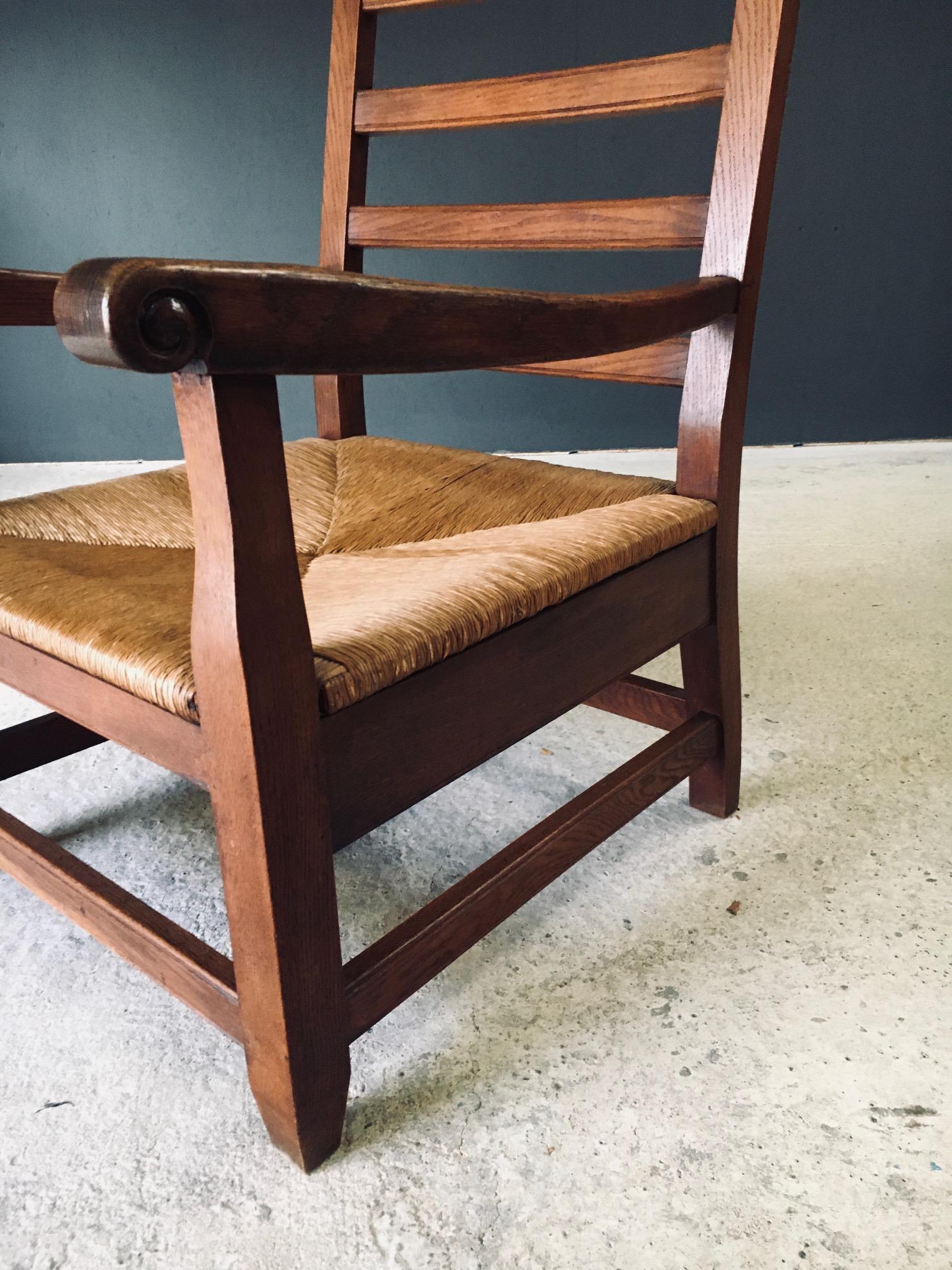 Sillón de diseño rústico con brazos XL de roble y junco, Francia Años 30 en venta 4