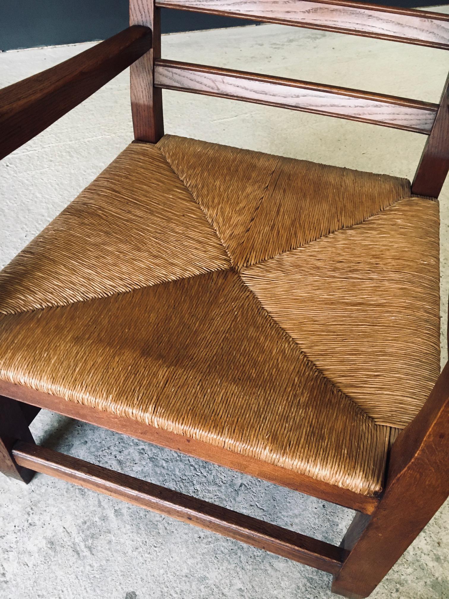 Sillón de diseño rústico con brazos XL de roble y junco, Francia Años 30 en venta 9