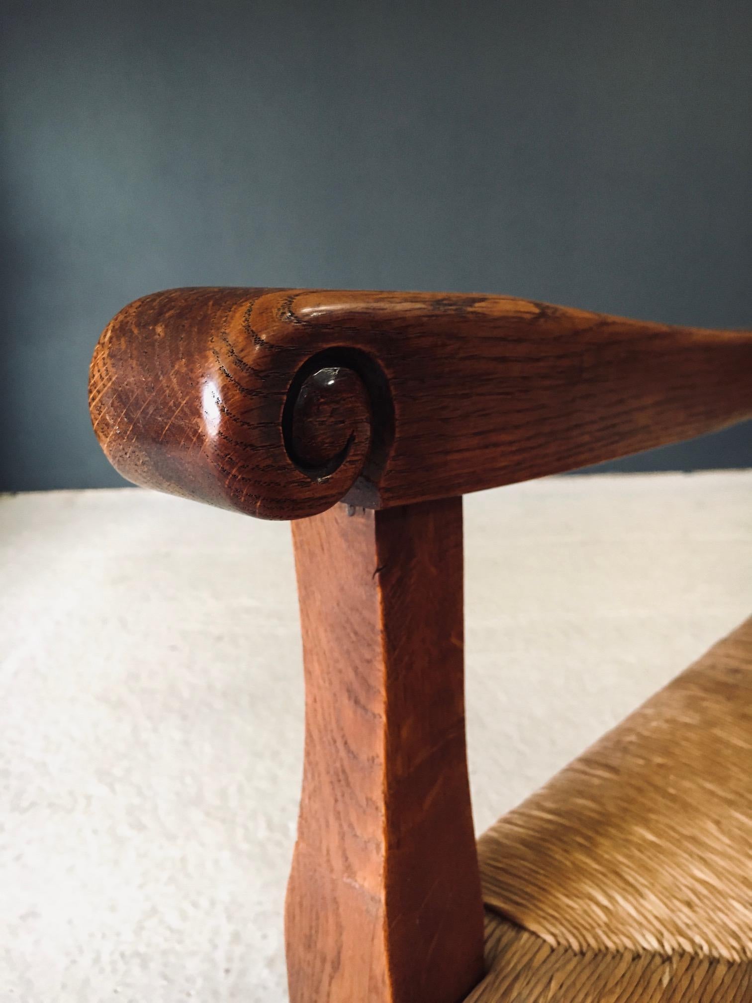 Sillón de diseño rústico con brazos XL de roble y junco, Francia Años 30 en venta 10