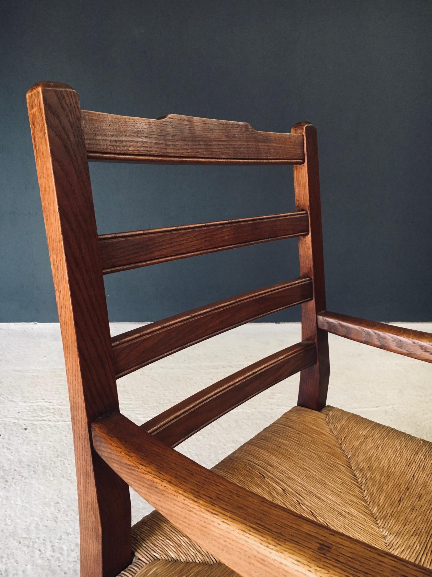 Sillón de diseño rústico con brazos XL de roble y junco, Francia Años 30 en venta 11