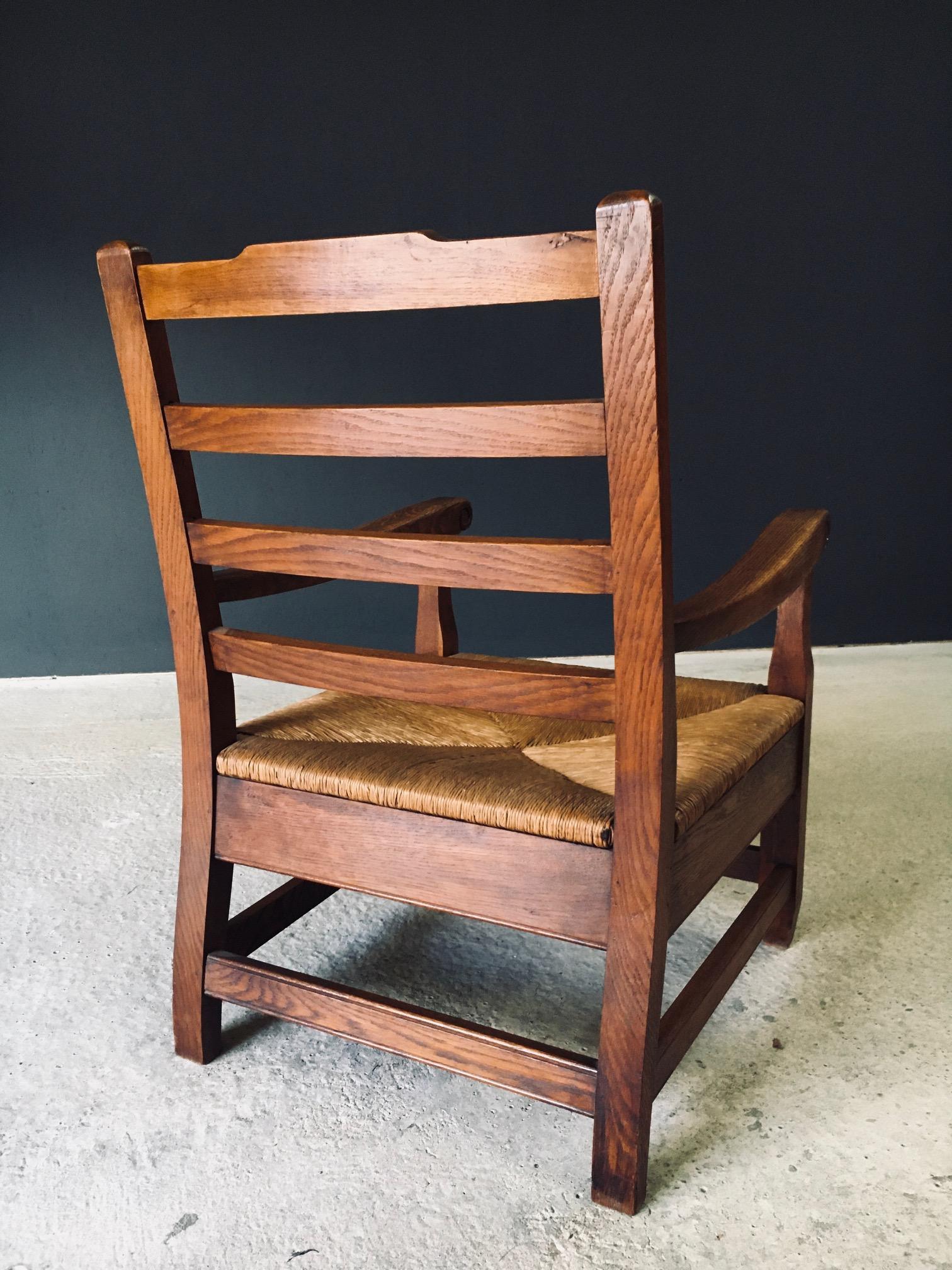 Sillón de diseño rústico con brazos XL de roble y junco, Francia Años 30 en venta 12