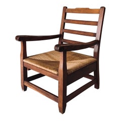 Chaise longue rustique à accoudoirs en chêne et jonc massif, France, années 1930