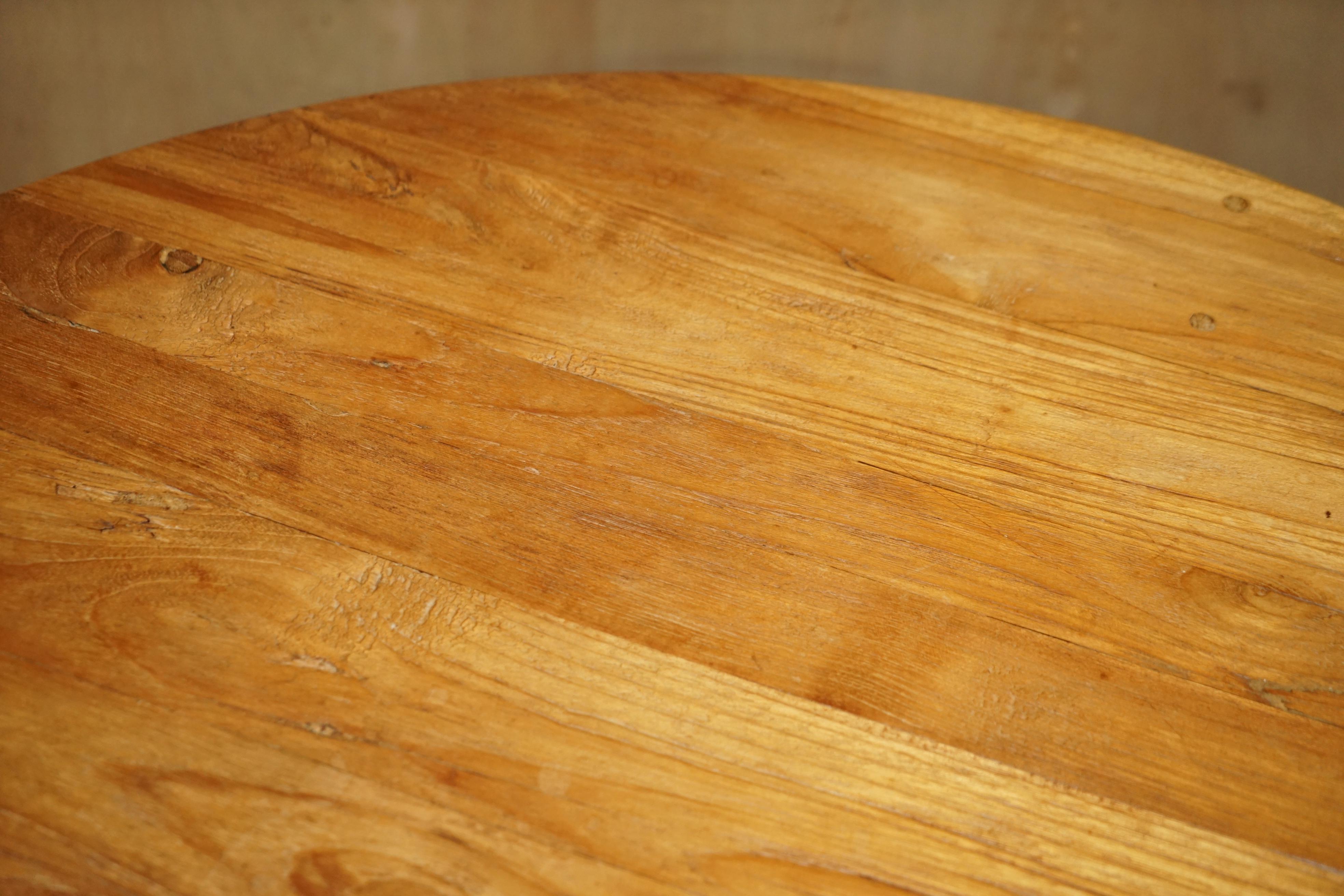 Table de salle à manger ronde rustique en chêne massif pour quatre personnes avec belle patine du bois en vente 4