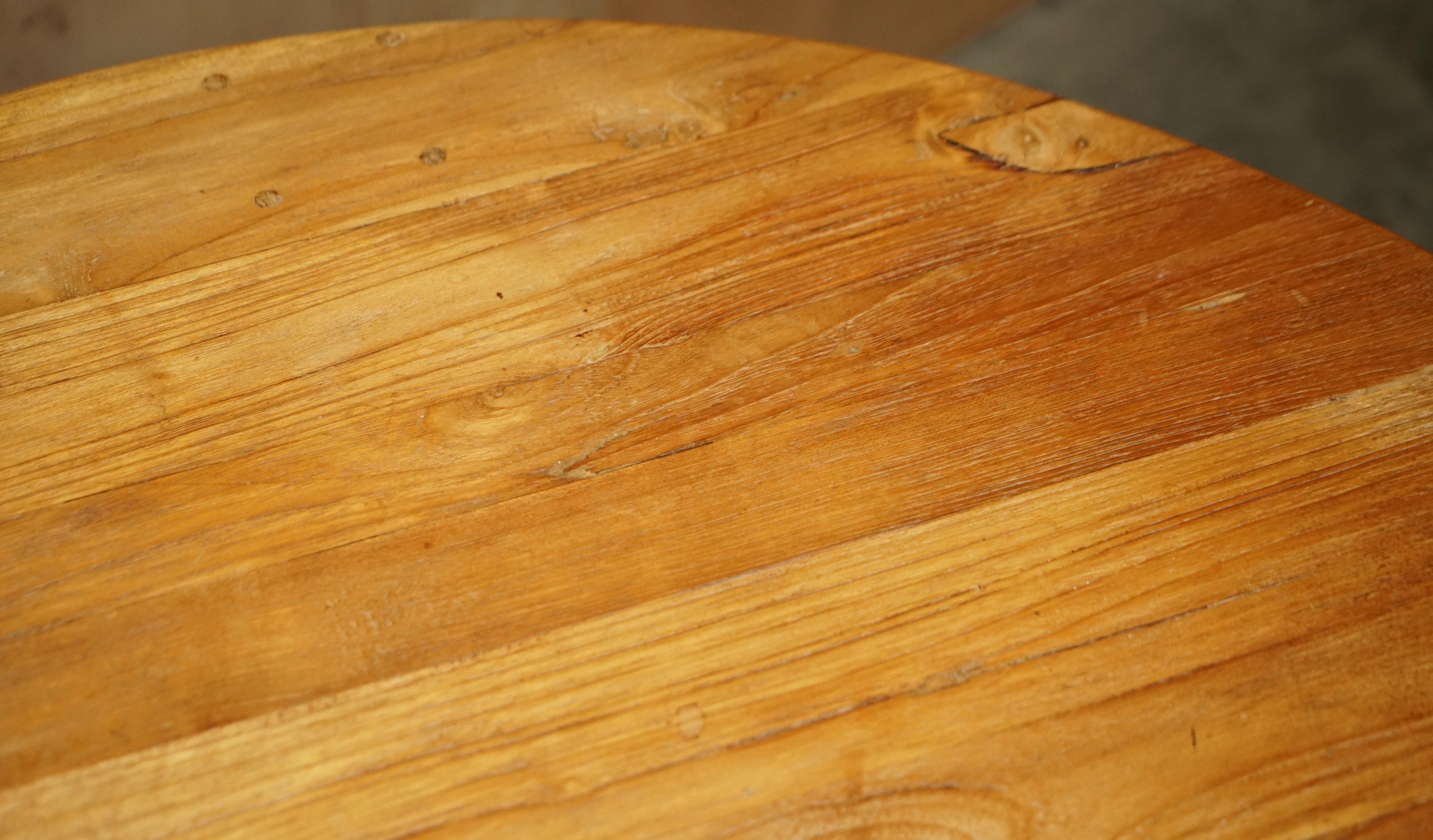 Table de salle à manger ronde rustique en chêne massif pour quatre personnes avec belle patine du bois en vente 5