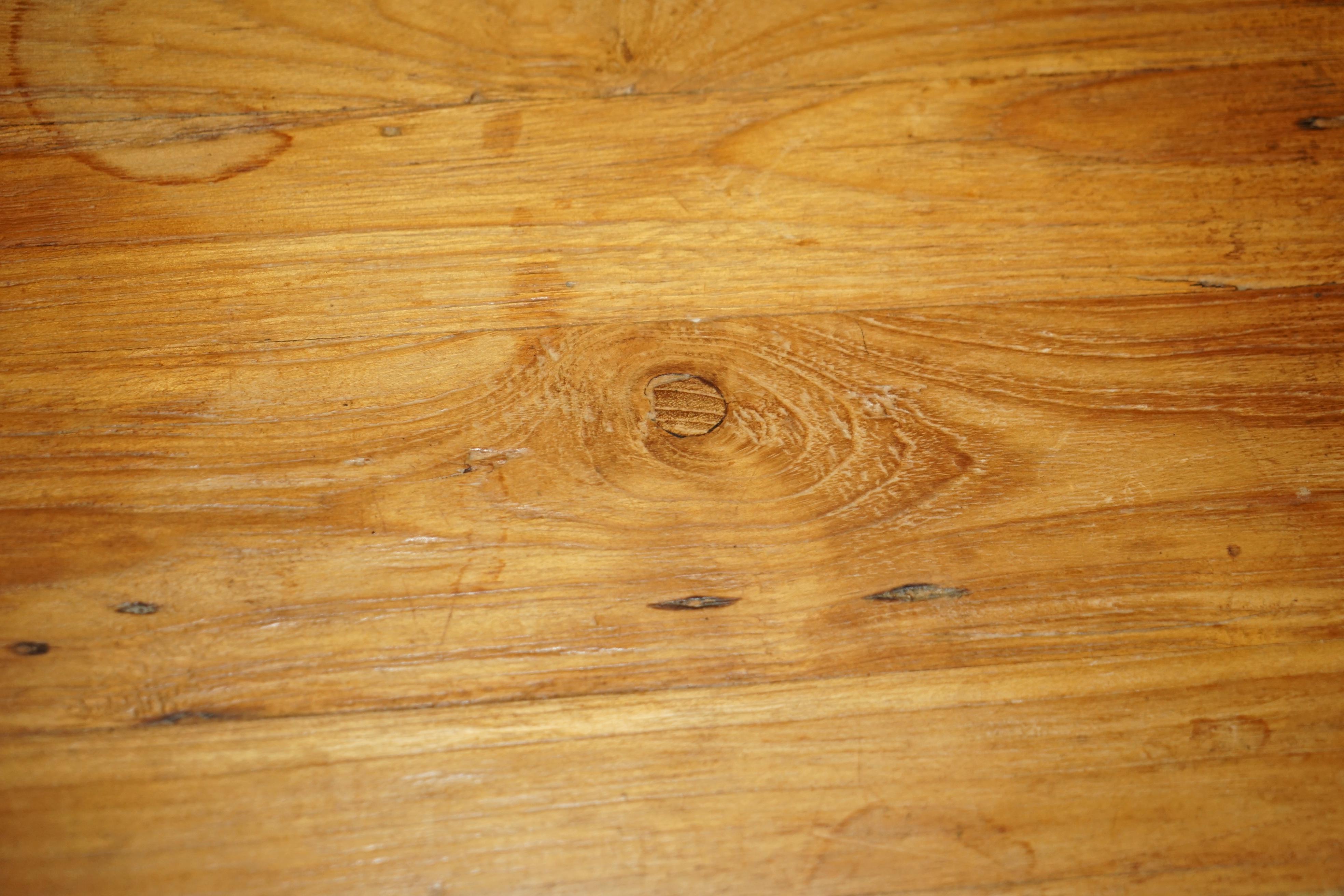 Table de salle à manger ronde rustique en chêne massif pour quatre personnes avec belle patine du bois en vente 6