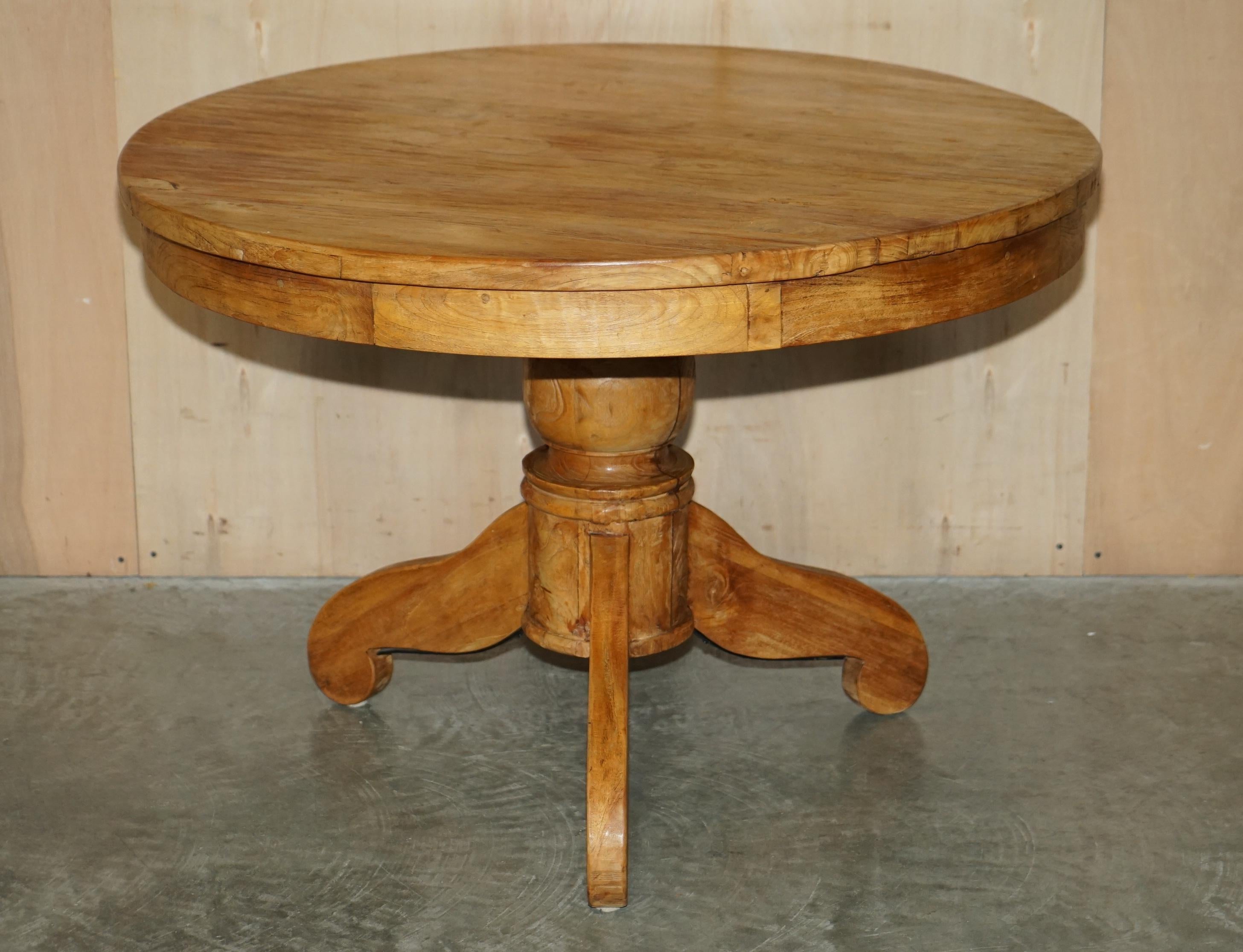 Nous sommes ravis d'offrir à la vente cette belle table ronde à piédestal en chêne anglais rustique sculptée à la main.

Une table de belle apparence et de bonne facture, idéale comme table à manger pour quatre personnes ou comme grande table