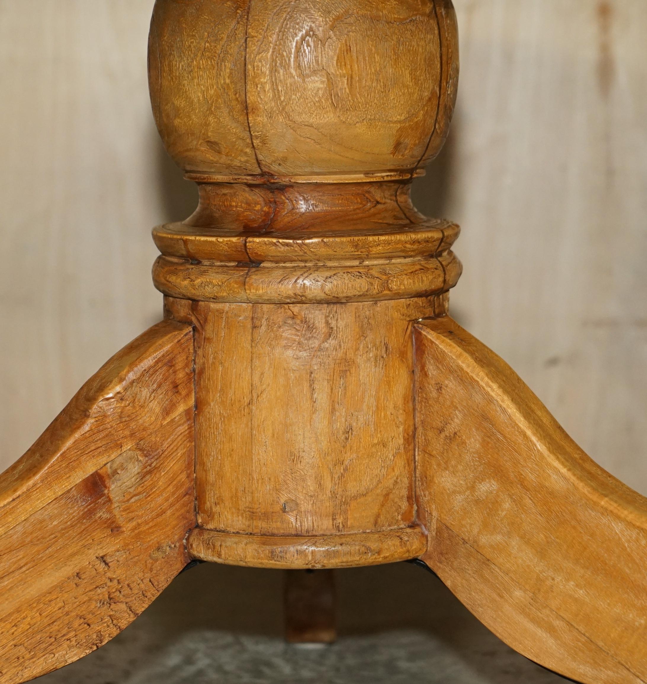 Rustikaler runder Esstisch aus massiver englischer Eiche mit vier Personen und schöner Holzpatina (Frühes 20. Jahrhundert) im Angebot