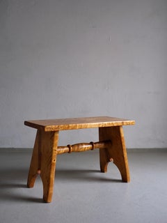 Taburete rústico macizo de abedul de Carelia, Letonia, años 50