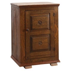 Armoire rustique en chêne massif avec sculptures florales géométriques, Belgique – XVIIe siècle
