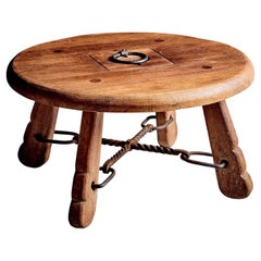 Mesa rústica de roble macizo con detalles de hierro forjado