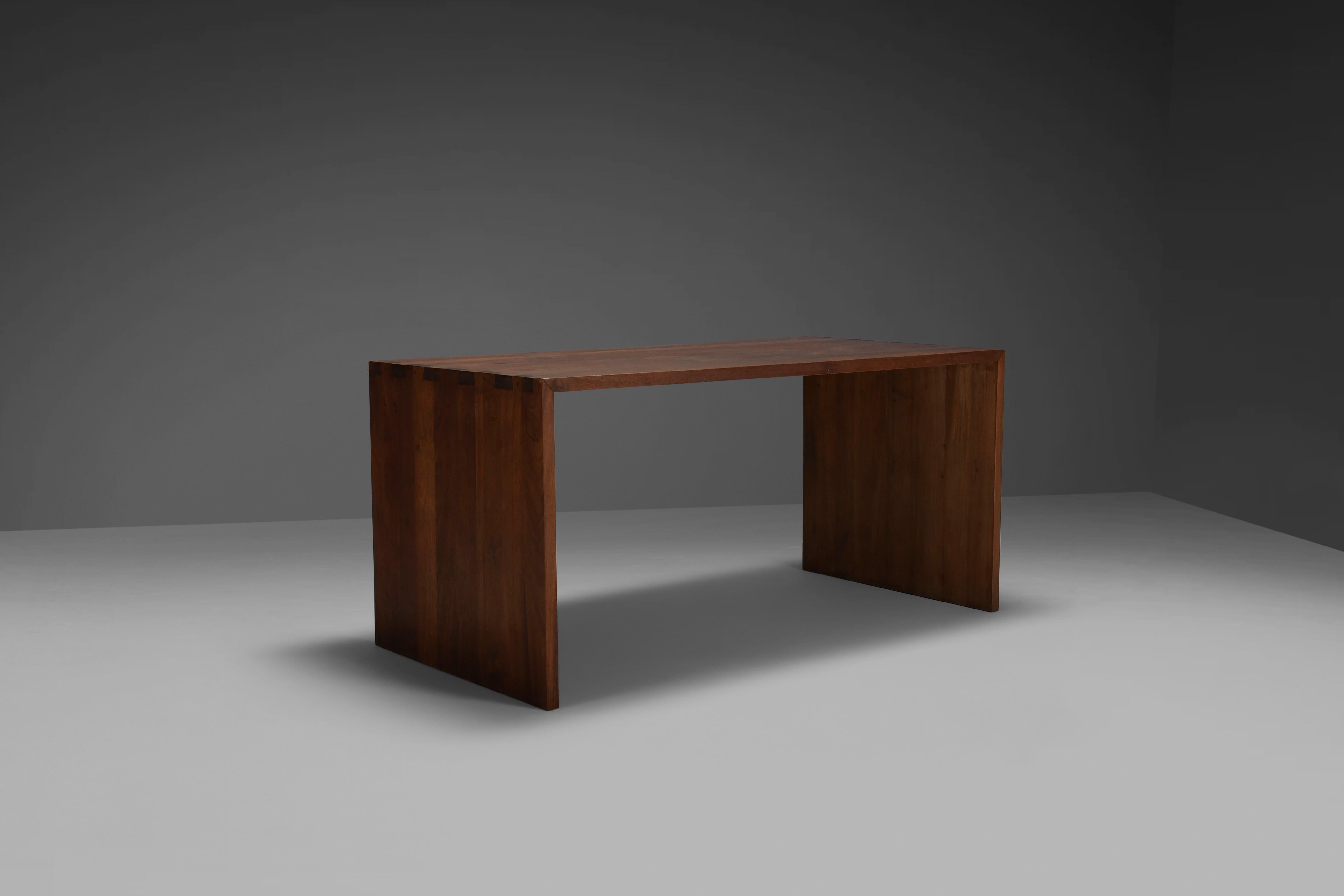 Rustikaler Schreibtisch / Tisch in sehr gutem Originalzustand.

Dieser Schreibtisch / Tisch ist aus rustikalem massivem Teakholz gefertigt, das eine atemberaubende Holzmaserung und Patina aufweist.

Die Seiten sind mit schönen Fugen mit der Decke