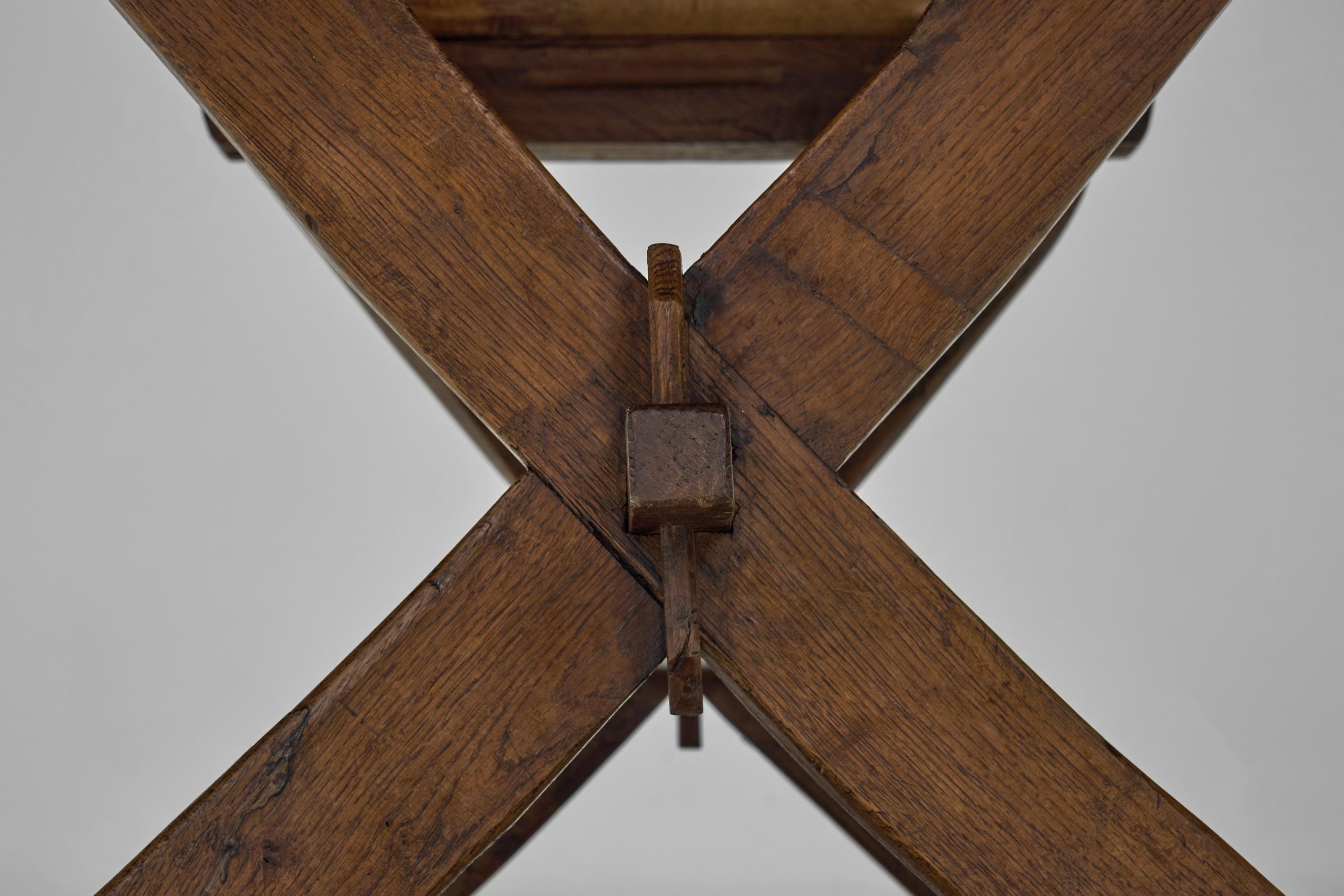 Table basse rustique avec pieds croisés, France 19ème siècle en vente 7