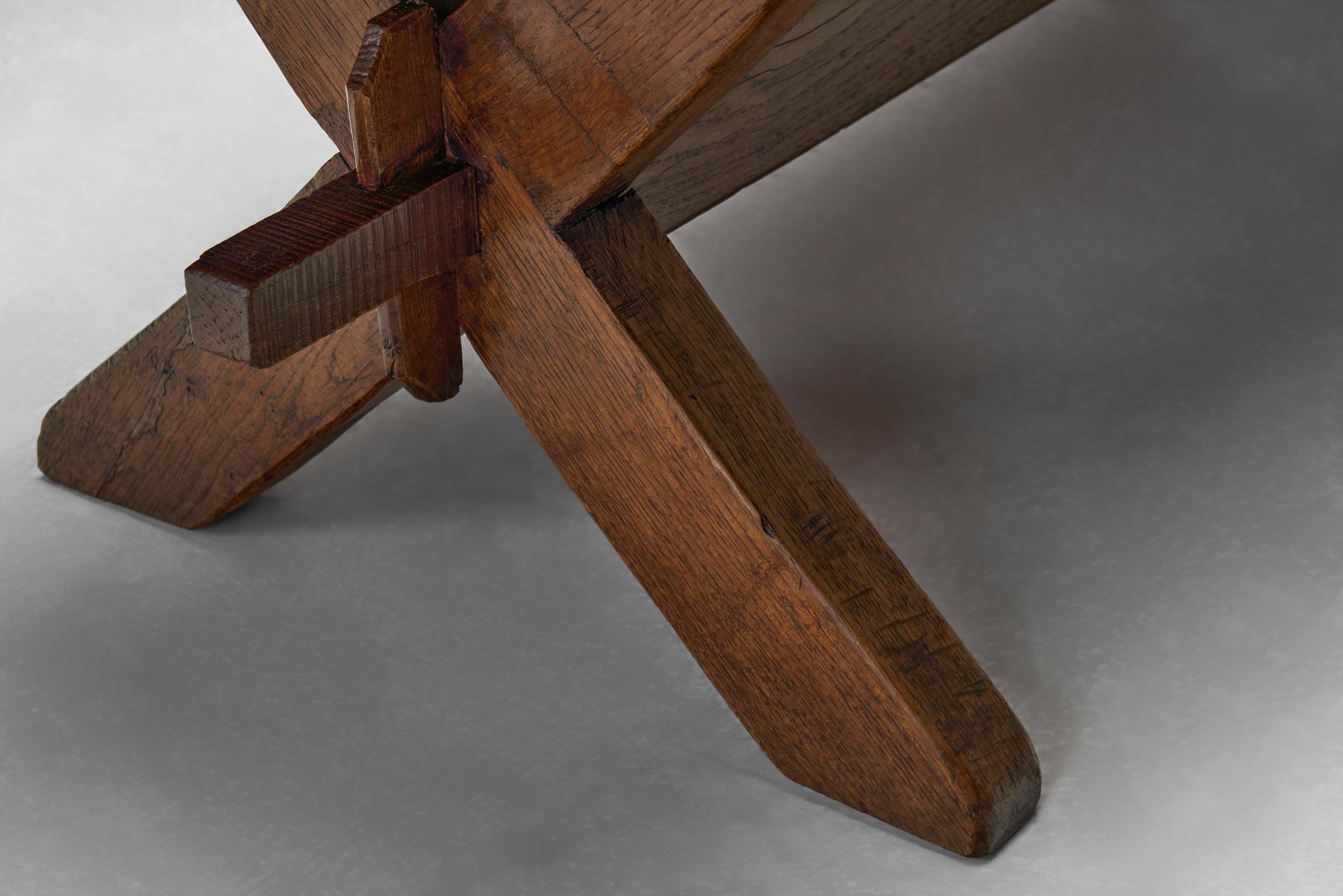 Table basse rustique avec pieds croisés, France 19ème siècle en vente 9