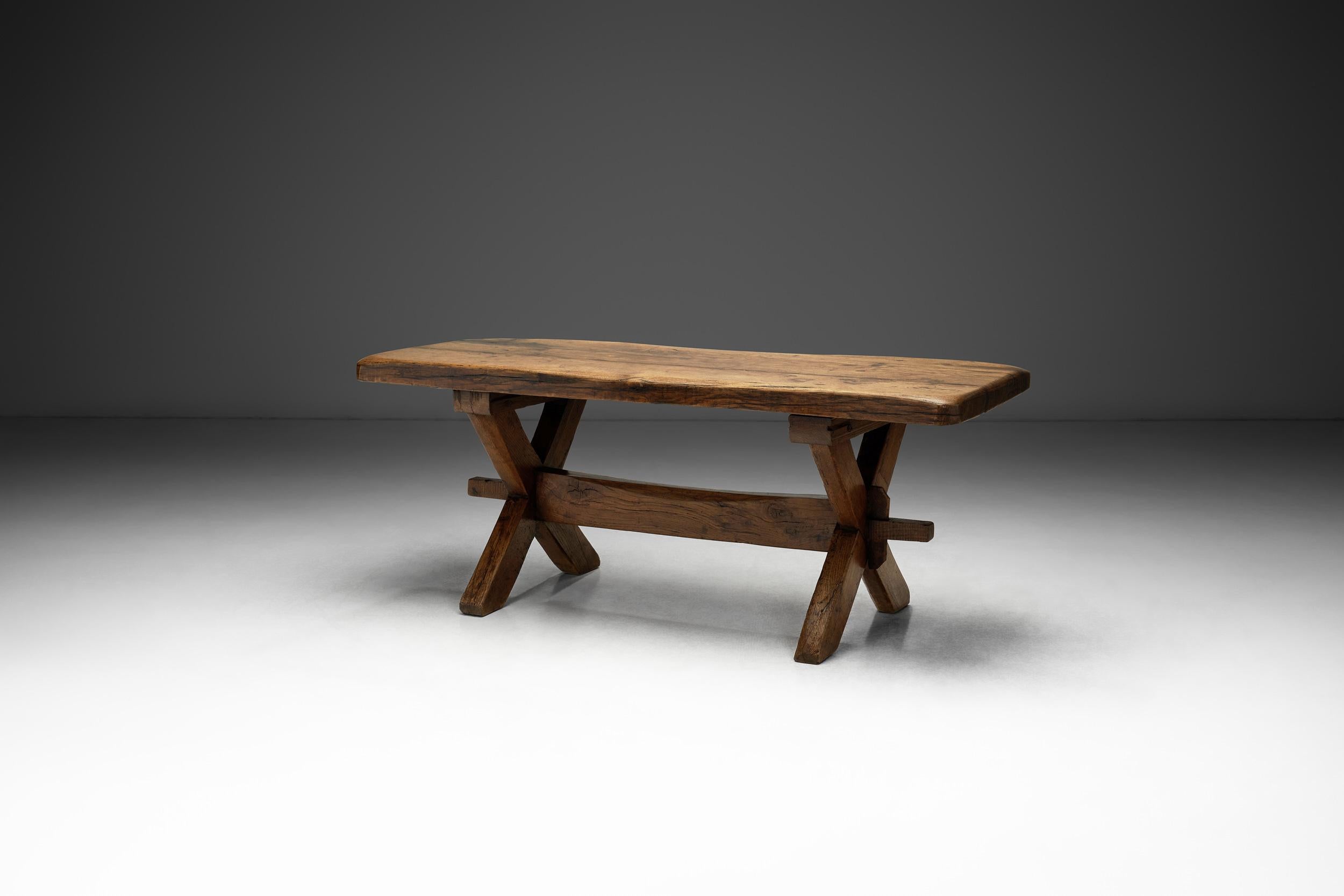 Dans les pièces rustiques comme cette table, le bois n'est pas trop travaillé, sa surface brute et ses bords sont conservés pour mettre en valeur le beau grain et la texture, dans le but de souligner la beauté discrète des matériaux naturels et