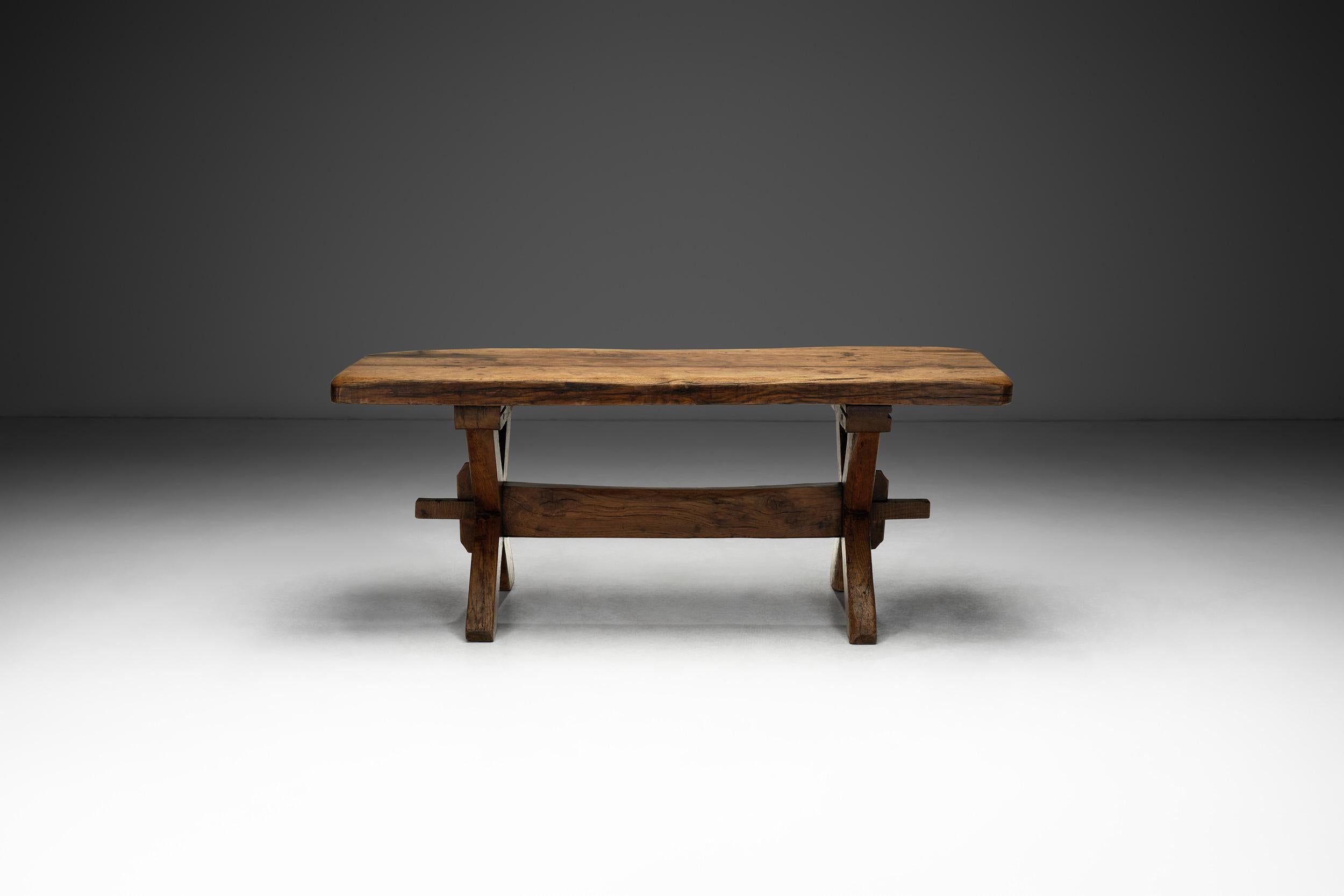 Rustique Table basse rustique avec pieds croisés, France 19ème siècle en vente