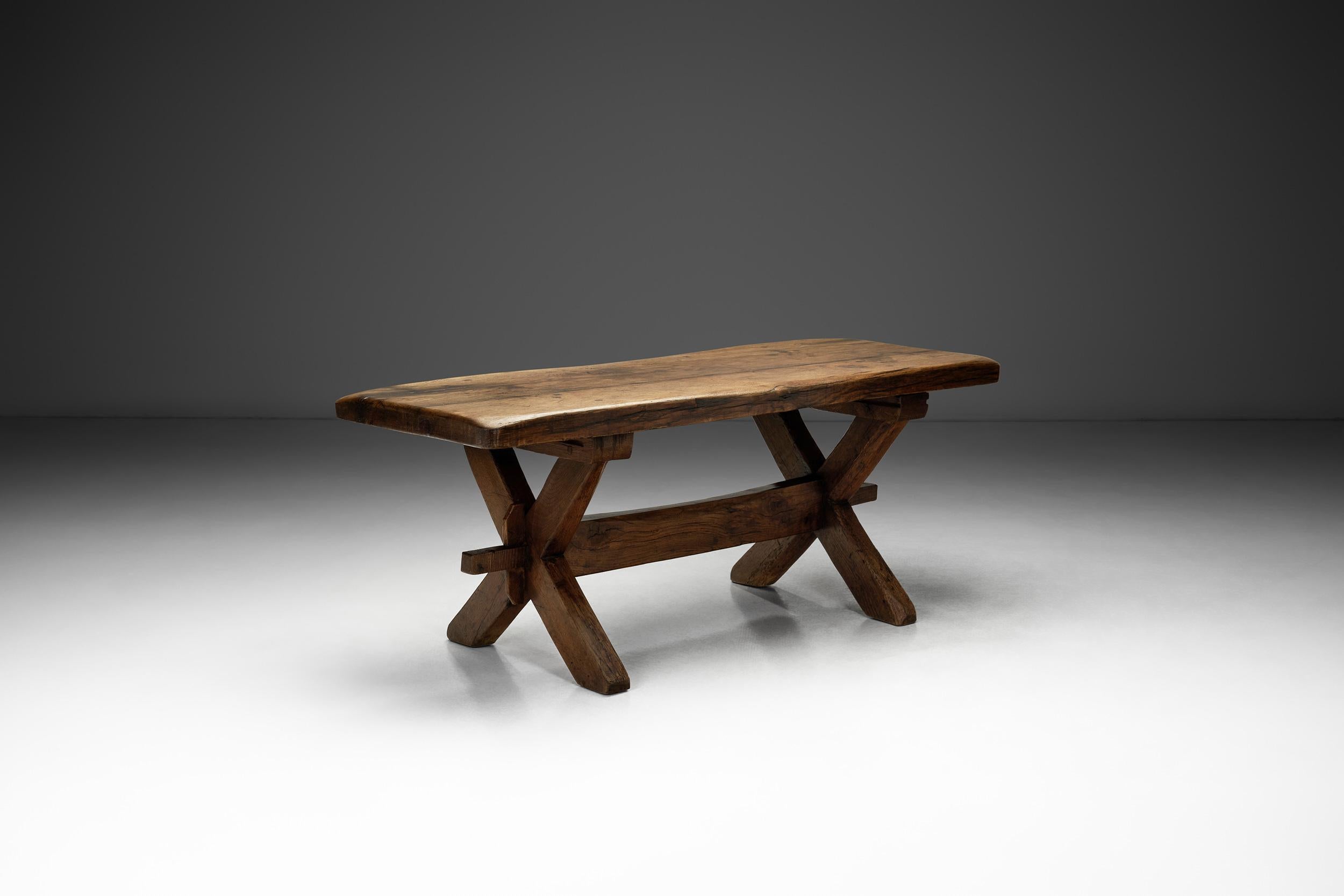 Européen Table basse rustique avec pieds croisés, France 19ème siècle en vente