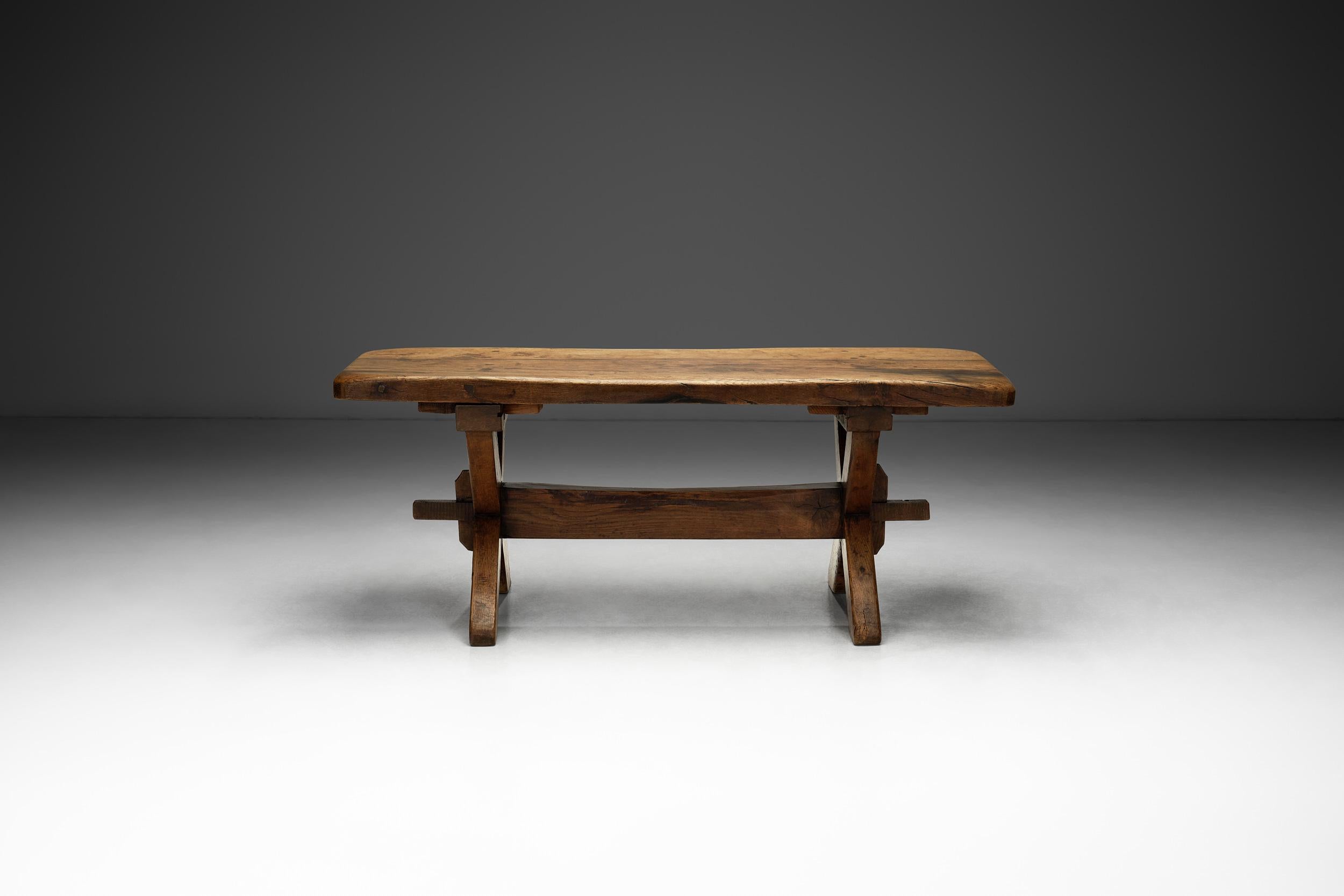 Table basse rustique avec pieds croisés, France 19ème siècle Bon état - En vente à Utrecht, NL