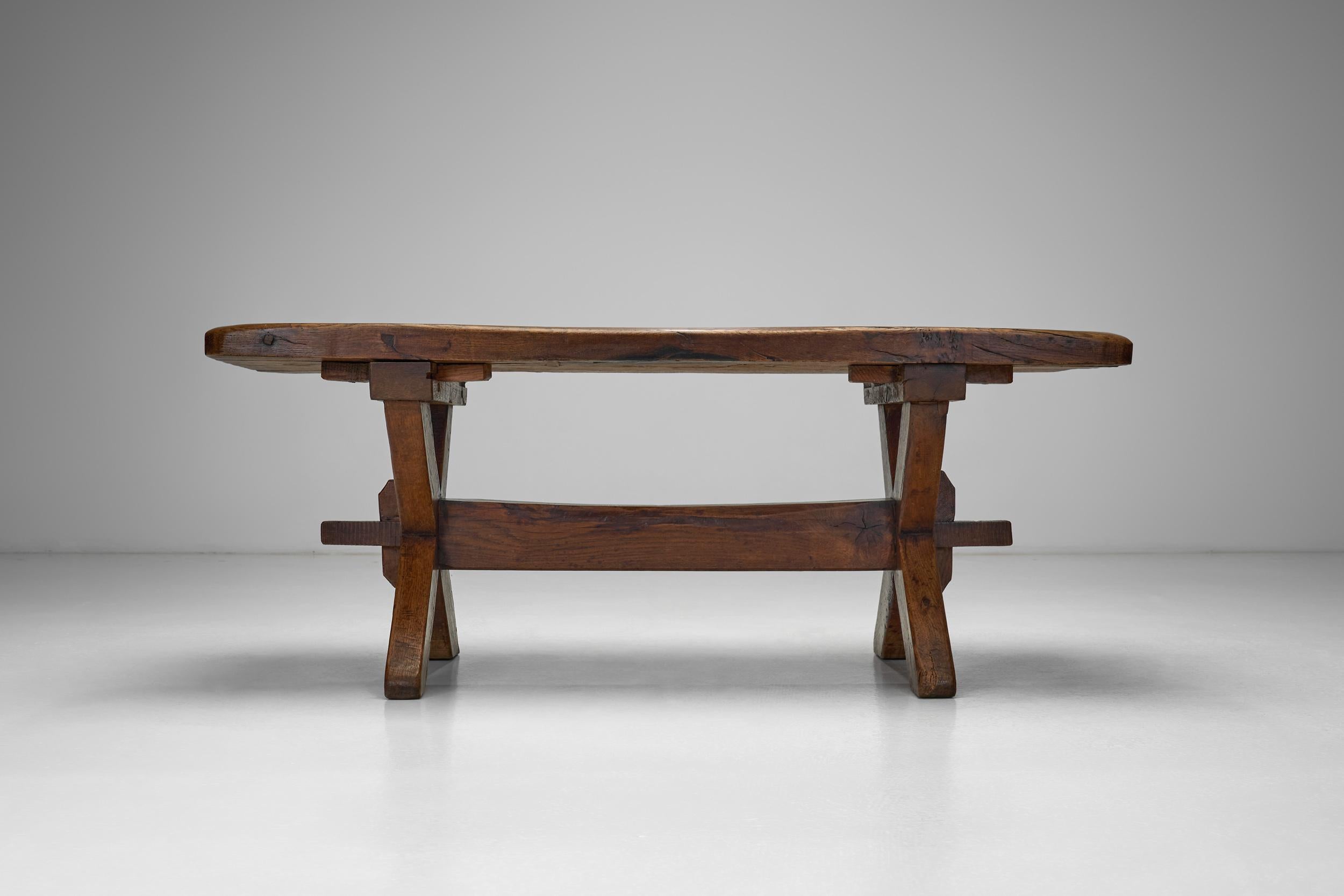 XIXe siècle Table basse rustique avec pieds croisés, France 19ème siècle en vente