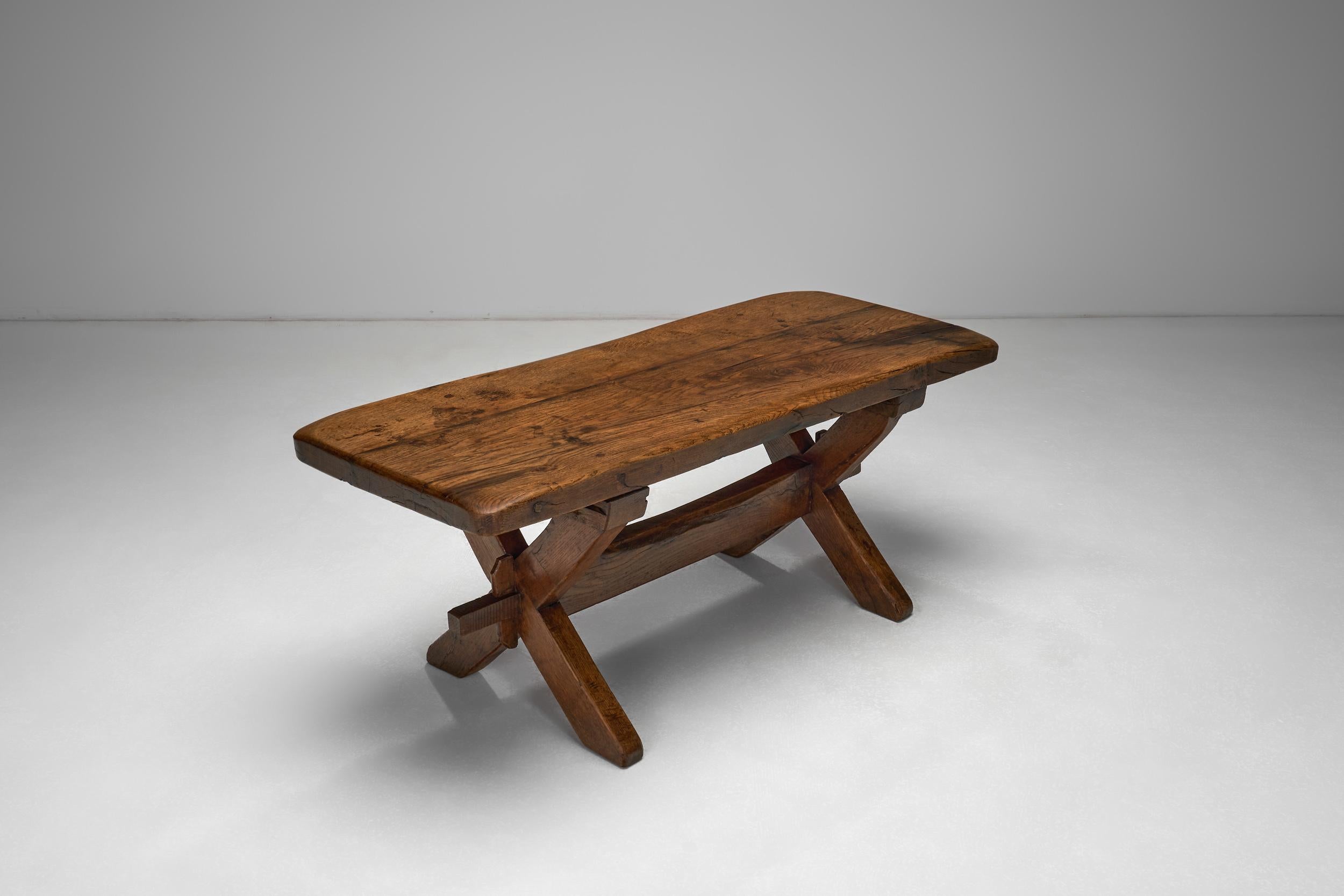 Bois Table basse rustique avec pieds croisés, France 19ème siècle en vente
