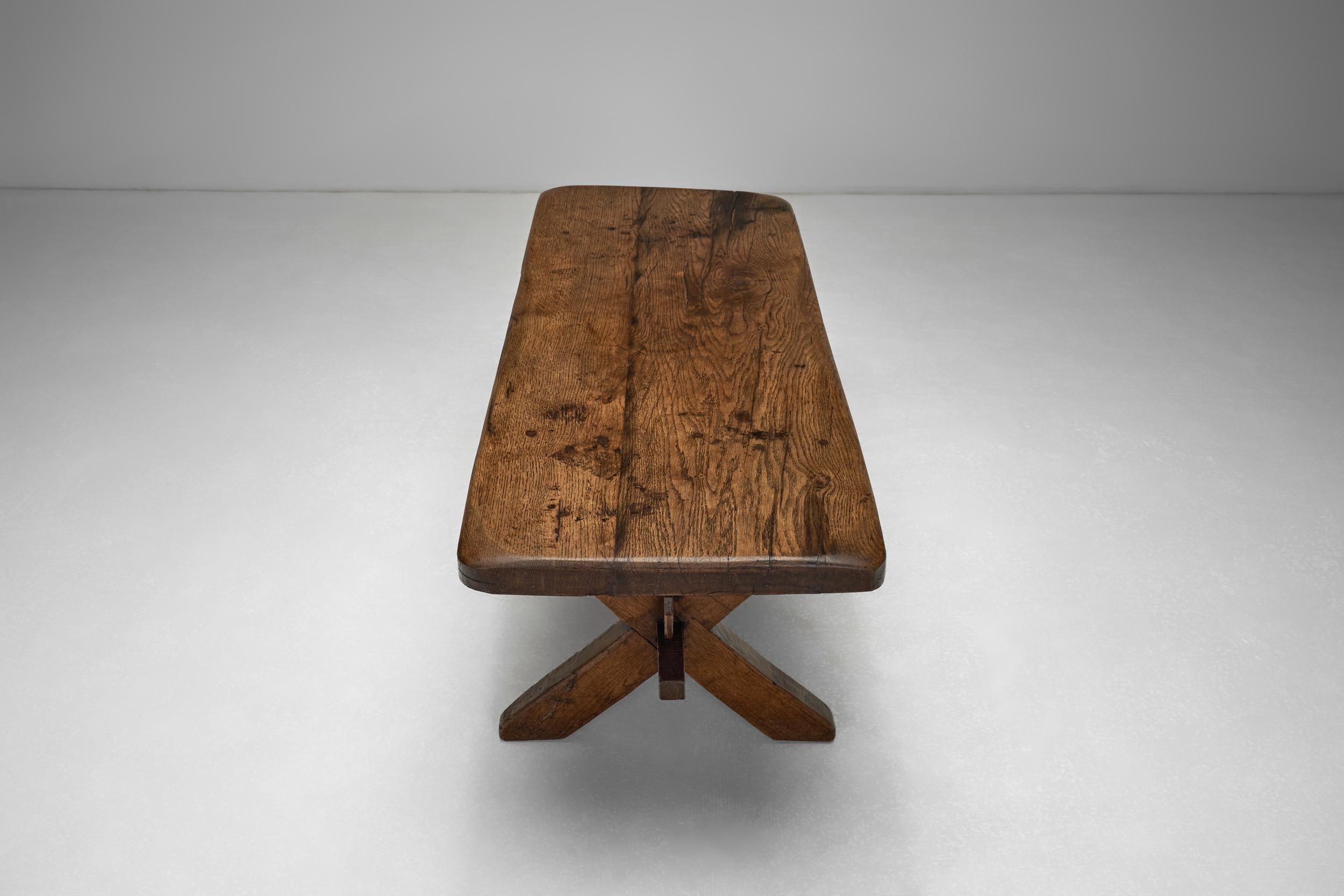 Table basse rustique avec pieds croisés, France 19ème siècle en vente 1