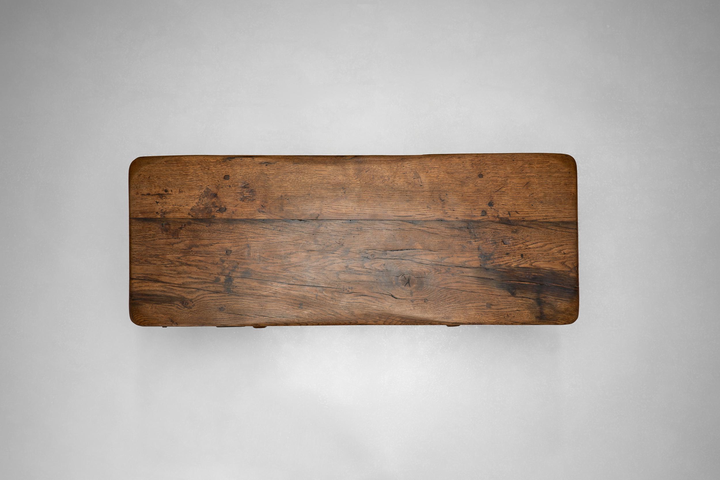 Table basse rustique avec pieds croisés, France 19ème siècle en vente 2