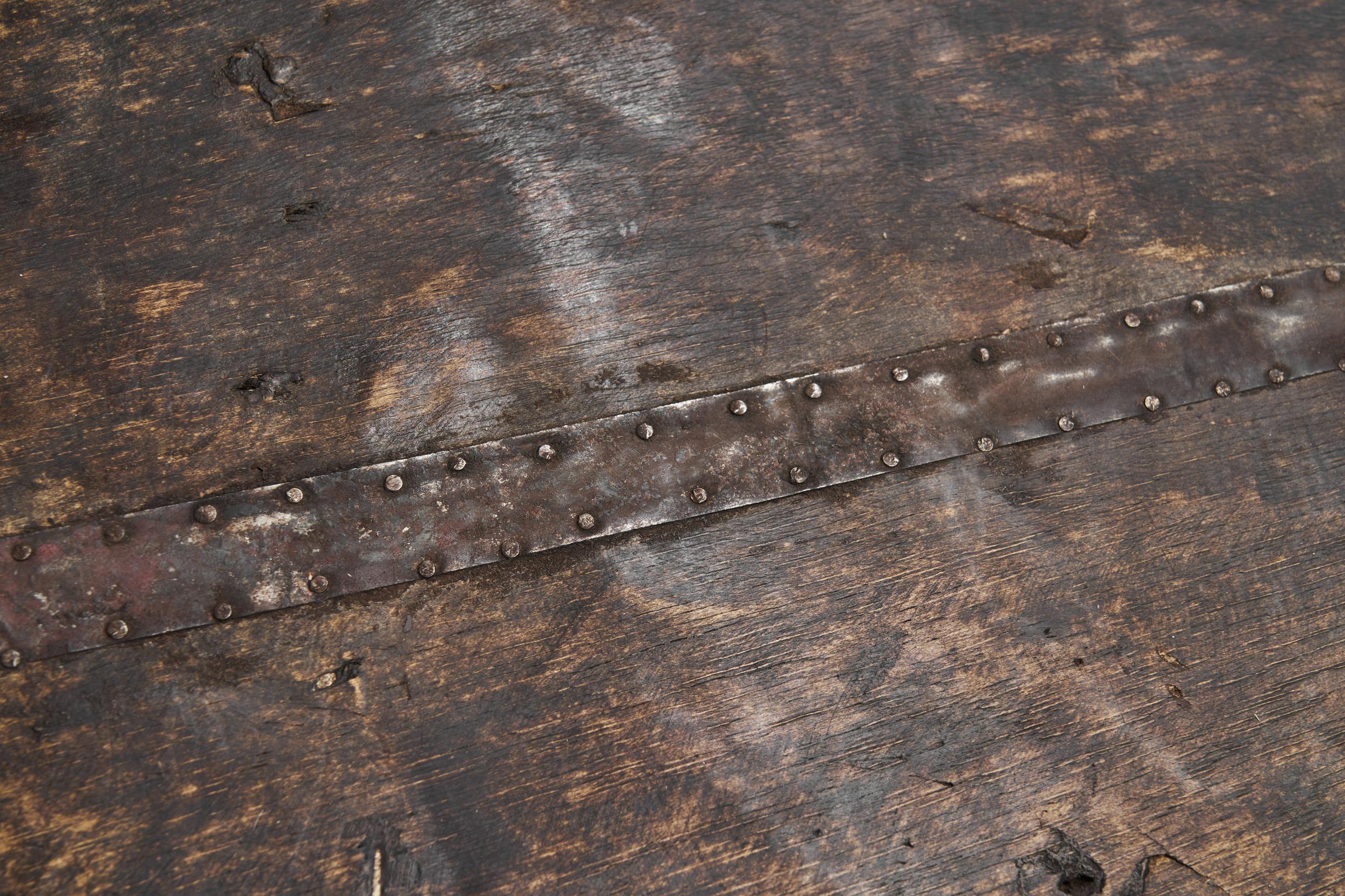 Rustikaler Naga-Couchtisch aus Massivholz, Indien, frühes 20. Jahrhundert 4