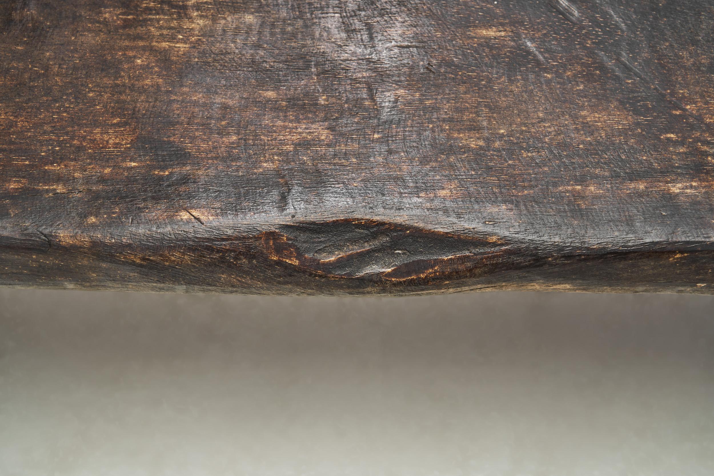 Table basse Naga rustique en bois massif, Inde, début du 20ème siècle en vente 3