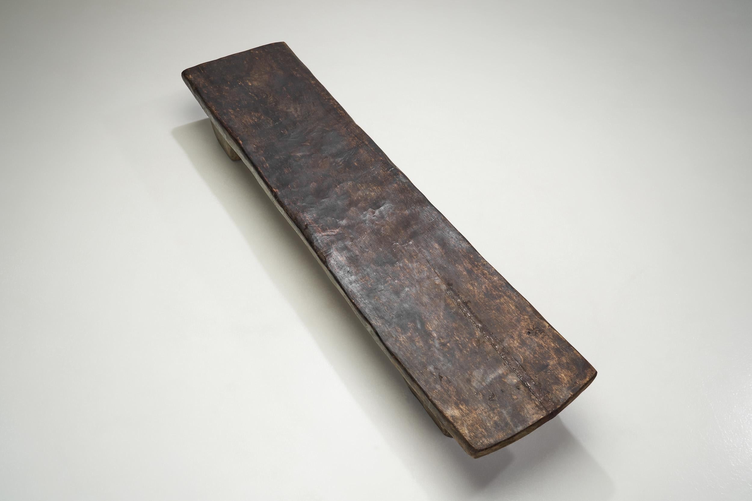 Rustikaler Naga-Couchtisch aus Massivholz, Indien, frühes 20. Jahrhundert (Holz)