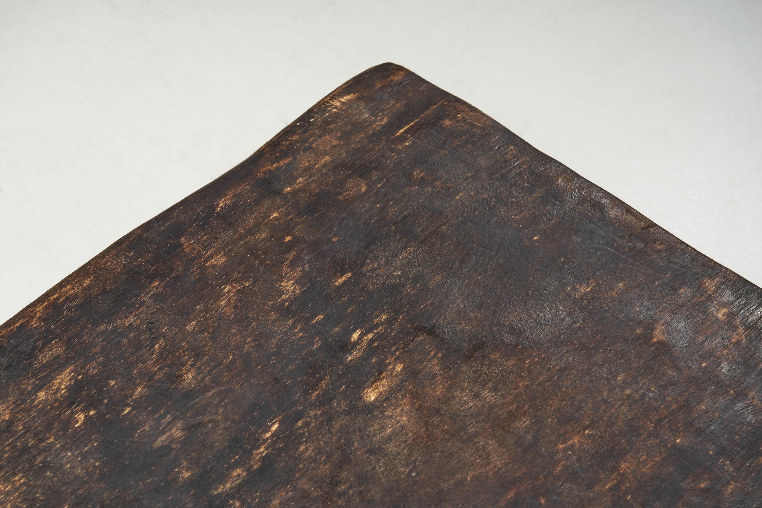 20ième siècle Table basse Naga rustique en bois massif, Inde, début du 20ème siècle en vente