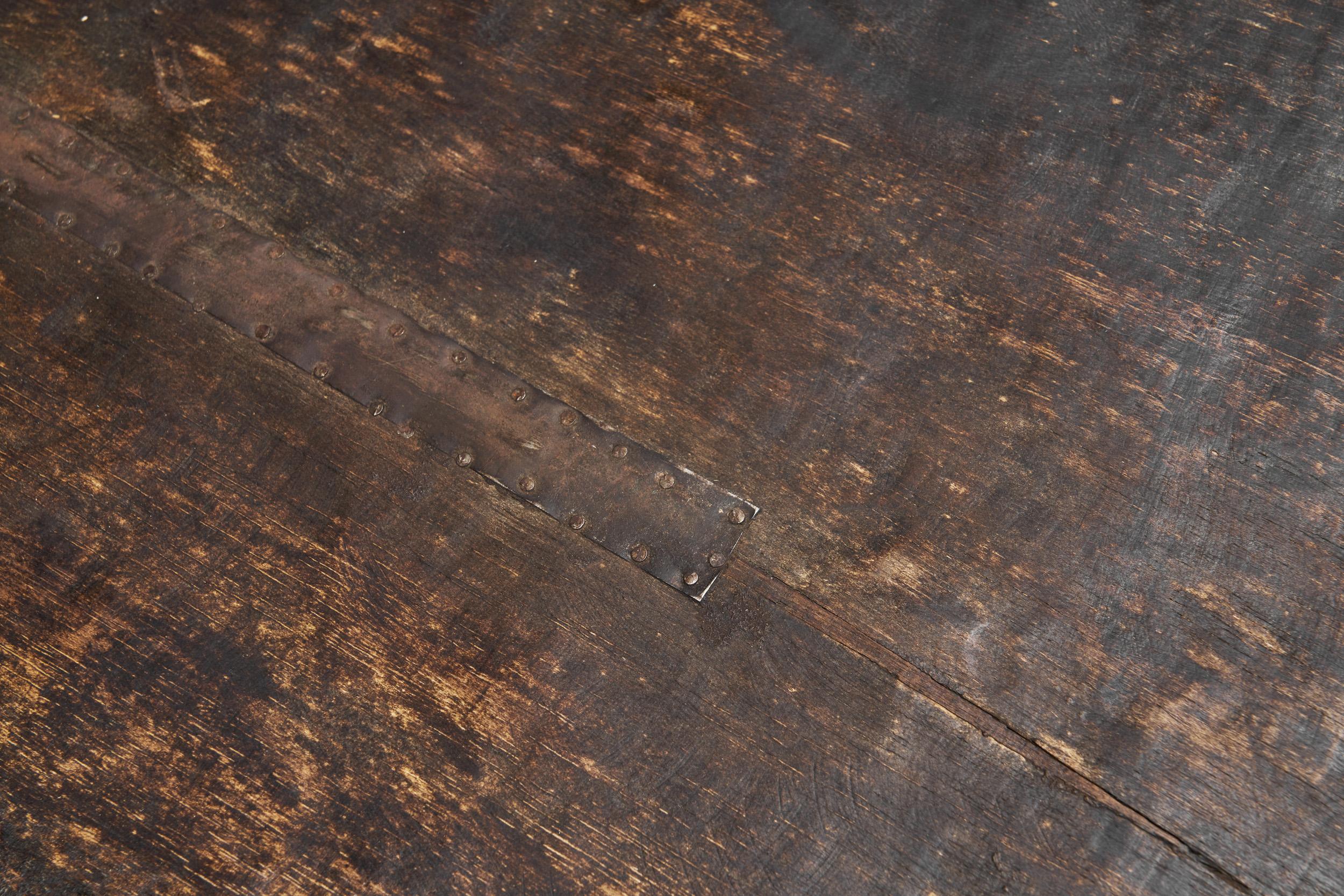Table basse Naga rustique en bois massif, Inde, début du 20ème siècle en vente 1