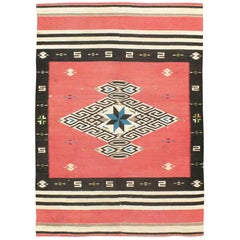 Tapis d'accent tribal Navajo nord-américain de style rustique du Sud-Ouest:: vers 1940