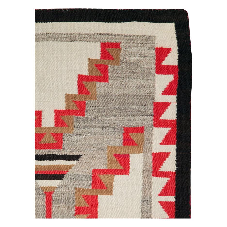Ein antiker nordamerikanischer Navajo-Stammesflachgewebe-Teppich im rustikalen südwestlichen Stil, handgefertigt im frühen 20.

Maße: 2' 11