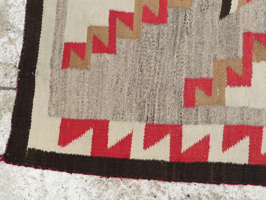 Rustic Southwestern Style North American Navajo Tribal Throw Rug, circa 1920 In Good Condition For Sale In New York, NY