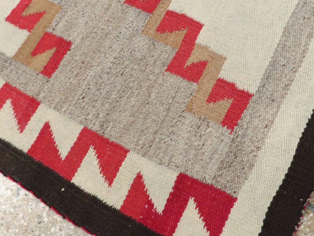 Rustikaler nordamerikanischer Navajo-Stammes-Wurfteppich im südwestlichen Stil:: um 1920 im Angebot 2