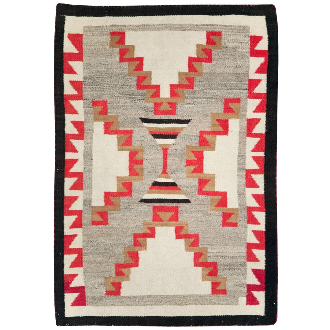Rustikaler nordamerikanischer Navajo-Stammes-Wurfteppich im südwestlichen Stil:: um 1920