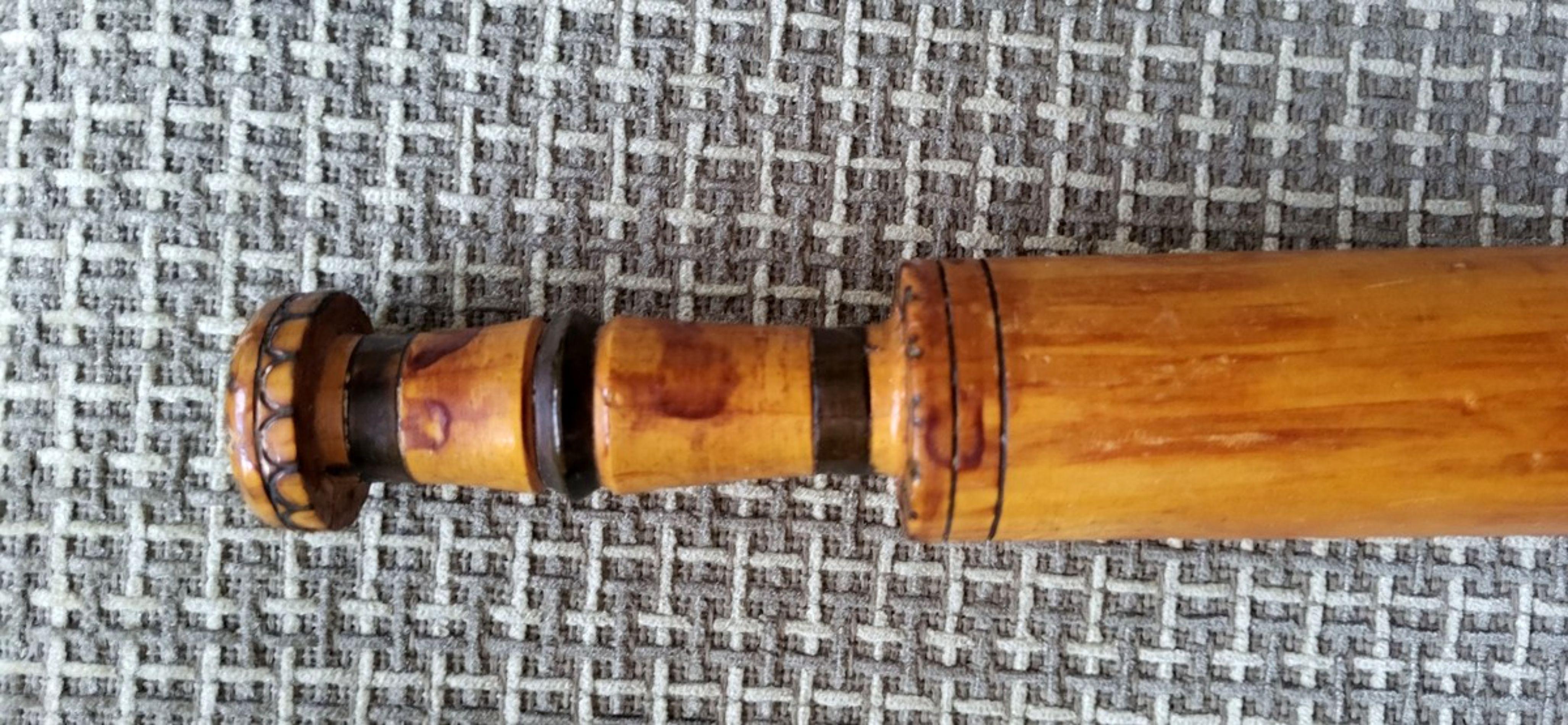 Questo bellissimo mattarello intagliato a mano è un affascinante pezzo di storia della cucina sovietica degli anni Cinquanta. Realizzato a mano da un unico pezzo di legno, ha un aspetto meravigliosamente rustico. Il cilindro centrale chiaro ha una