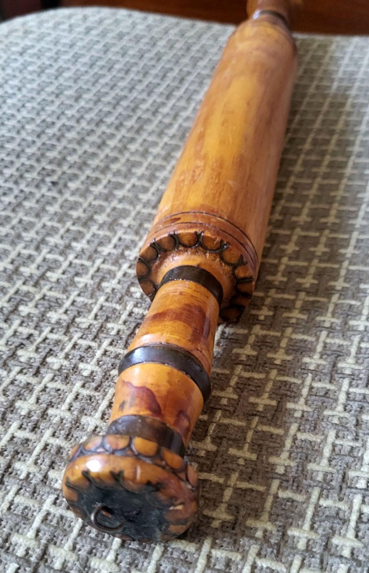 Mattarello rustico in legno intagliato a mano di epoca sovietica, anni '50 - 1J201 In condizioni buone in vendita a Bordeaux, FR